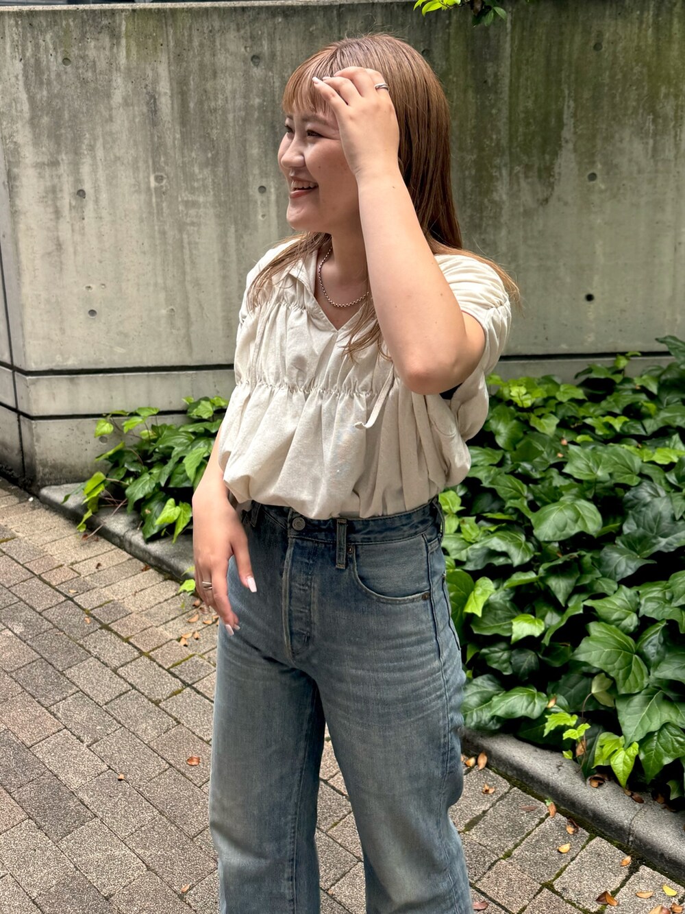 ホワイト系のシャツ/ブラウス、ブルー系のデニムパンツ、ブラック系のサンダルを着用したレディースの夏コーディネートの4枚目の写真