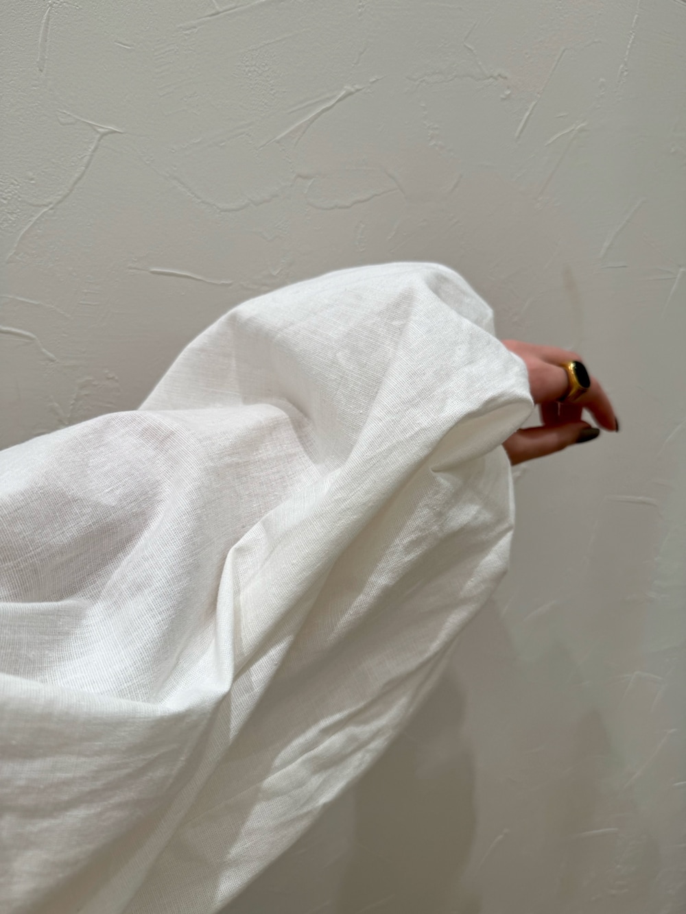 ホワイト系のシャツ/ブラウス、ブルー系のデニムパンツを着用したレディースの春コーディネートの4枚目の写真