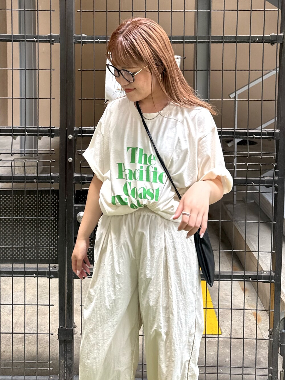 ホワイト系のTシャツ/カットソー、ホワイト系のその他パンツを着用したレディースの夏コーディネートの5枚目の写真