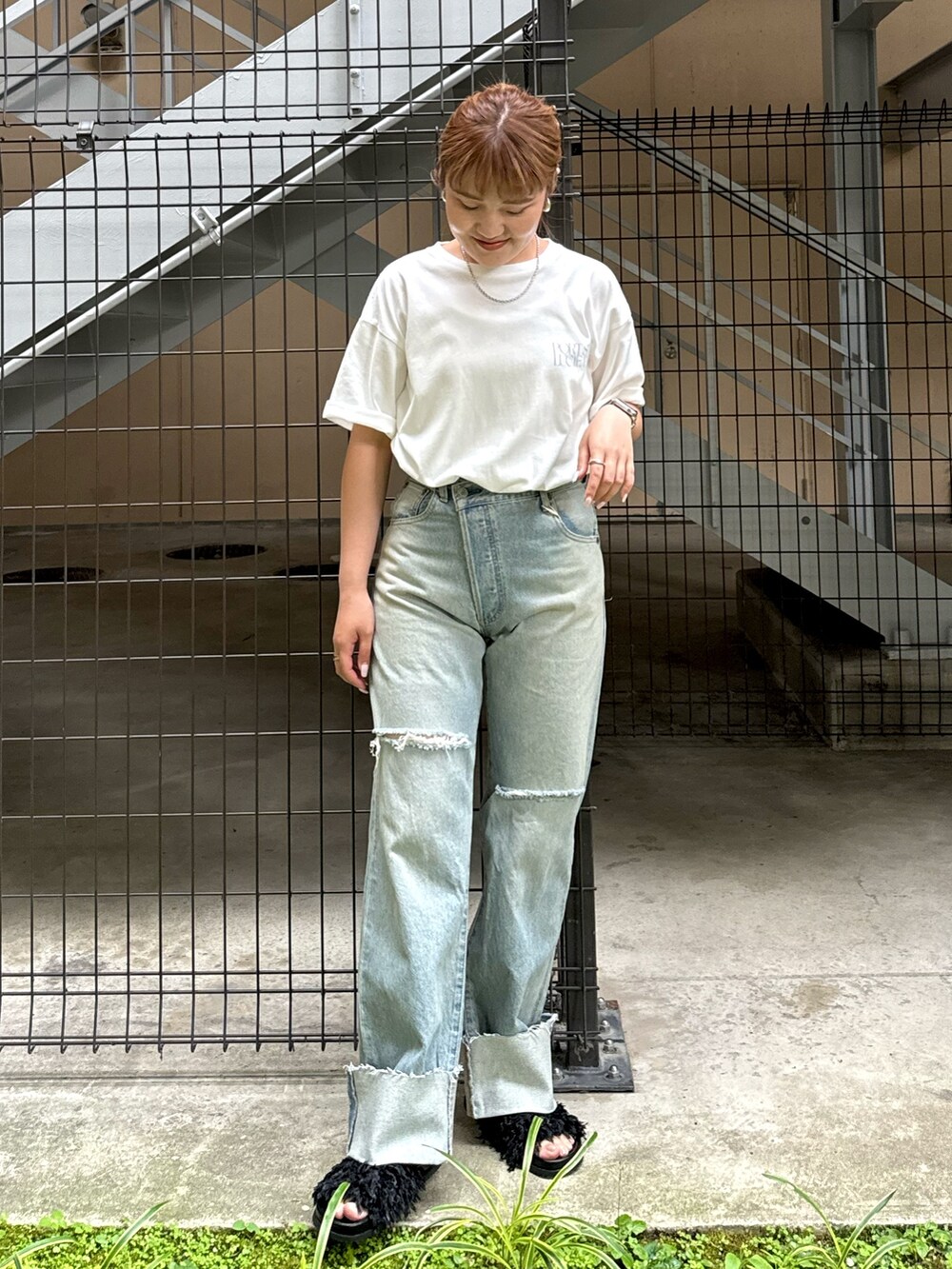 ホワイト系のTシャツ/カットソー、ブルー系のデニムパンツ、ブラック系のサンダルを着用したレディースの夏コーディネートの2枚目の写真