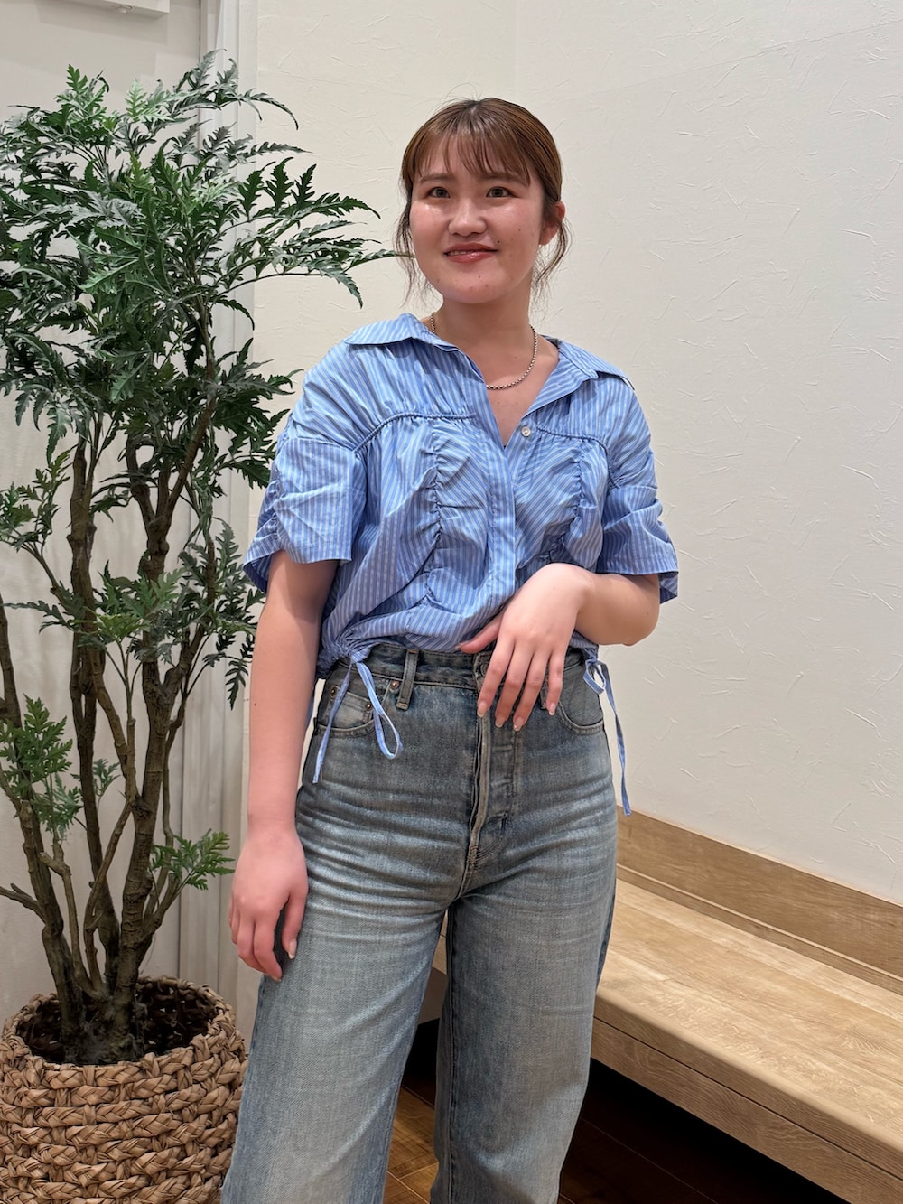 ブルー系のシャツ/ブラウス、ブルー系のデニムパンツを着用したレディースの春コーディネートの4枚目の写真