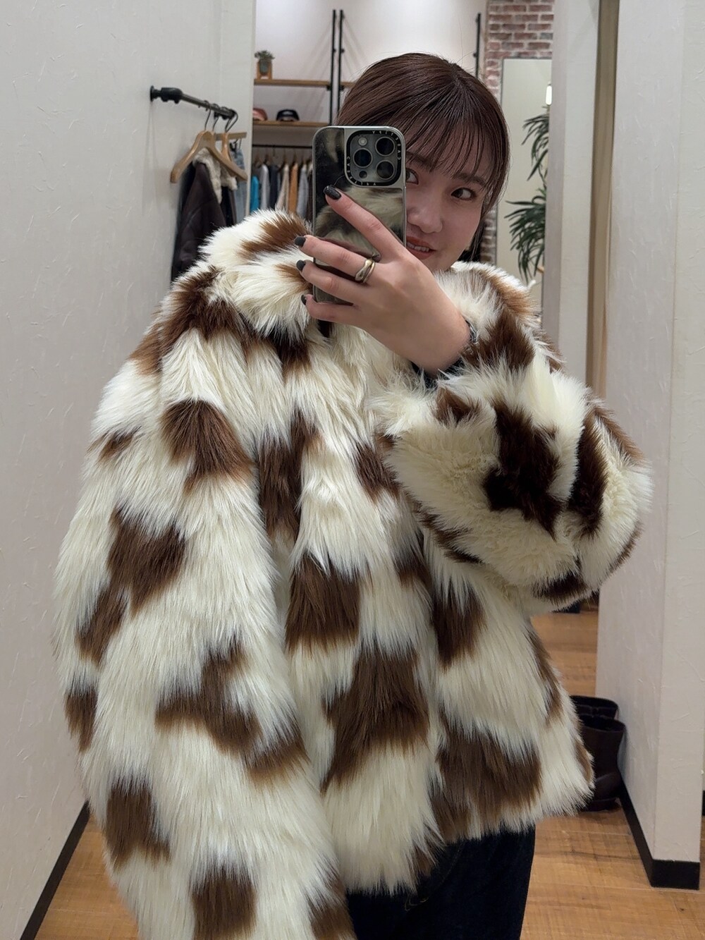 その他のその他アウター、ブラック系のニット/セーター、ブルー系のデニムパンツを着用したレディースの冬コーディネートの7枚目の写真