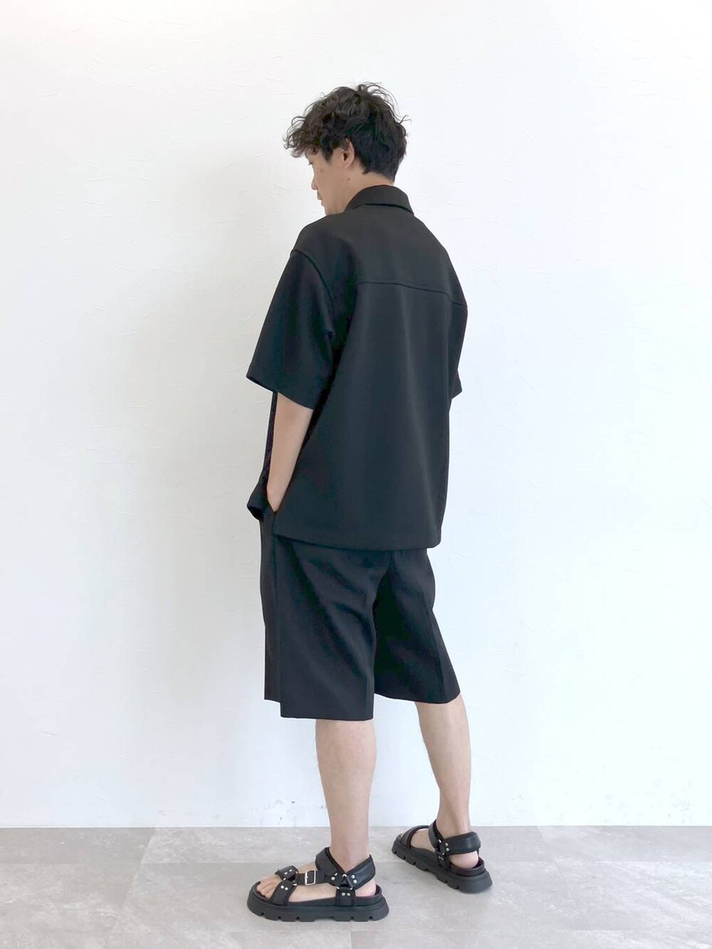 ブラック系のその他パンツを着用したメンズの夏コーディネートの3枚目の写真