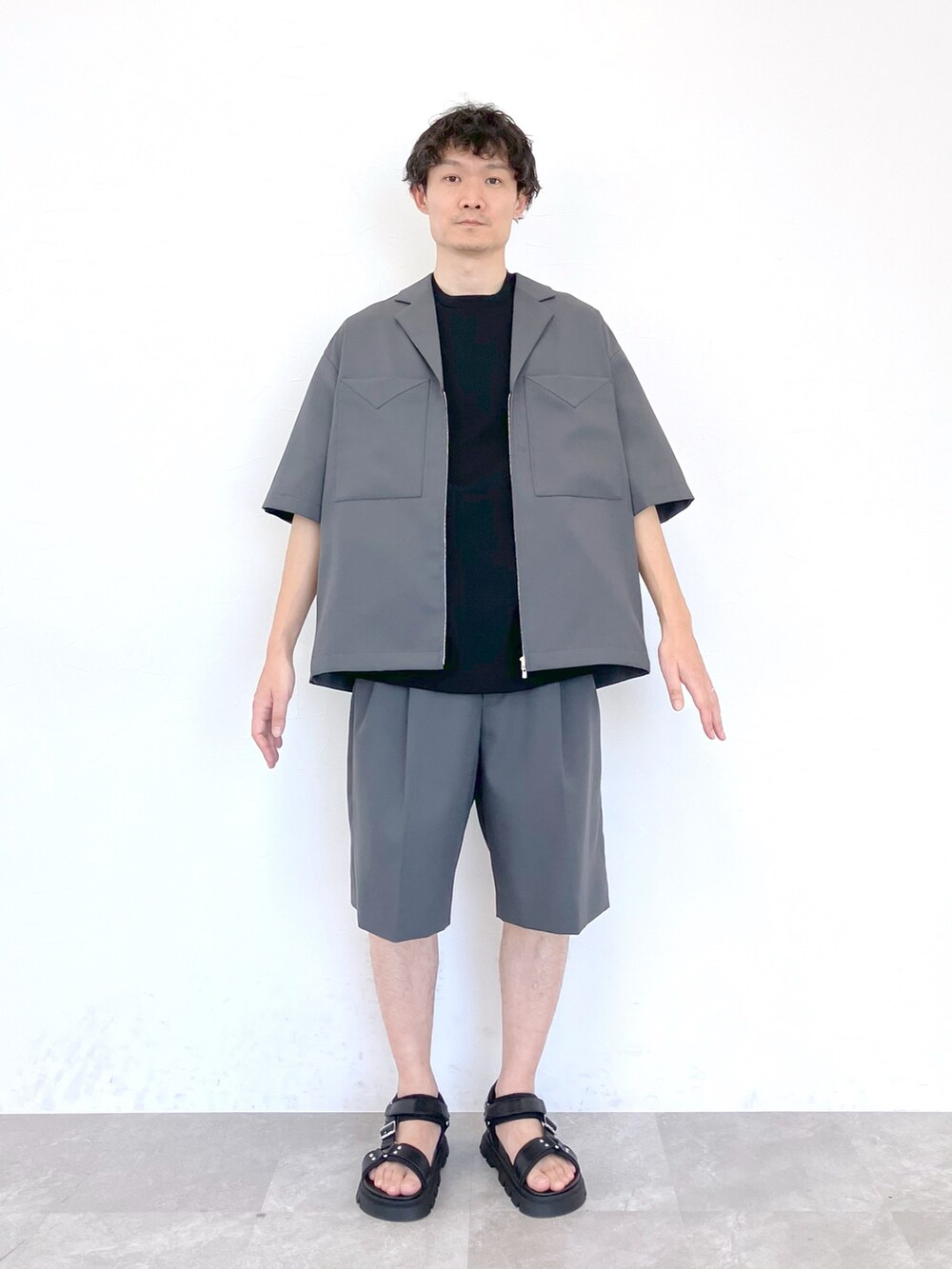 グレー系のその他アウター、ブラック系のTシャツ/カットソー、グレー系のその他パンツを着用したメンズの春コーディネートの5枚目の写真