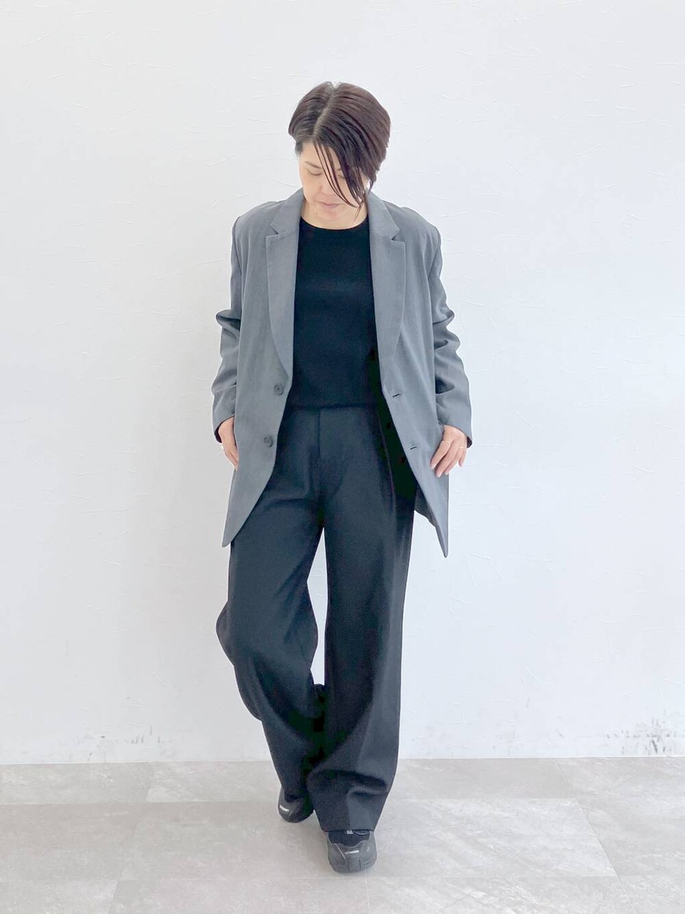 「モード、ベーシック/シンプル、ユニセックス、休日コーデ、高身長、高見え、リラックス、きれいめ、旅行、シンプルコーデ、STERNBERG」｜「STERNBERGのテクノウールワークパンツ（その他パンツ、ブラック系）」を使った、STERNBERGさん（レディース・166cm）の秋コーディネートの4枚目の写真