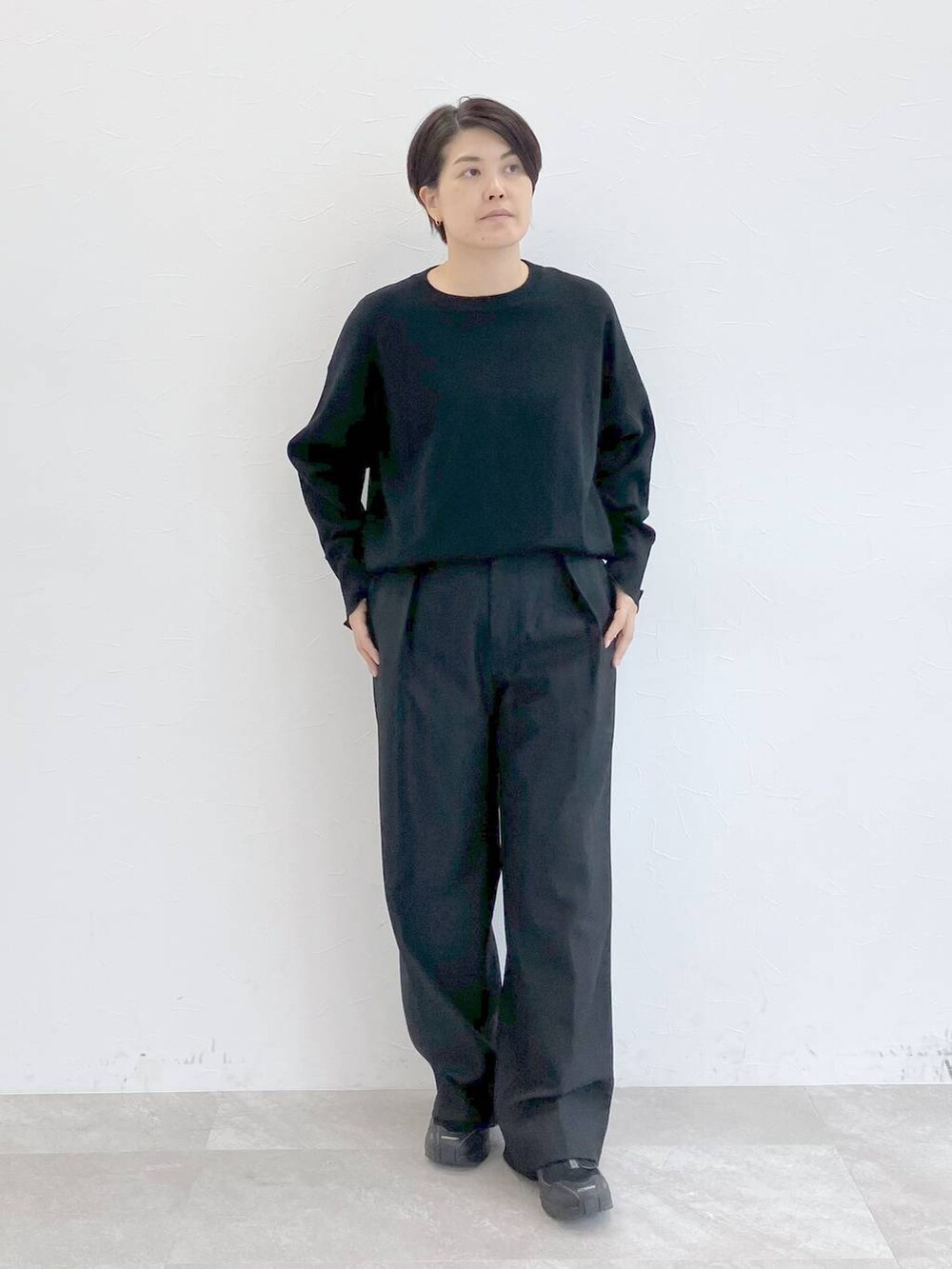 「モード、ベーシック/シンプル、ユニセックス、休日コーデ、高身長、高見え、リラックス、きれいめ、旅行、シンプルコーデ、STERNBERG」｜「STERNBERGのテクノウールワークパンツ（その他パンツ、ブラック系）」を使った、STERNBERGさん（レディース・166cm）の秋コーディネートの8枚目の写真