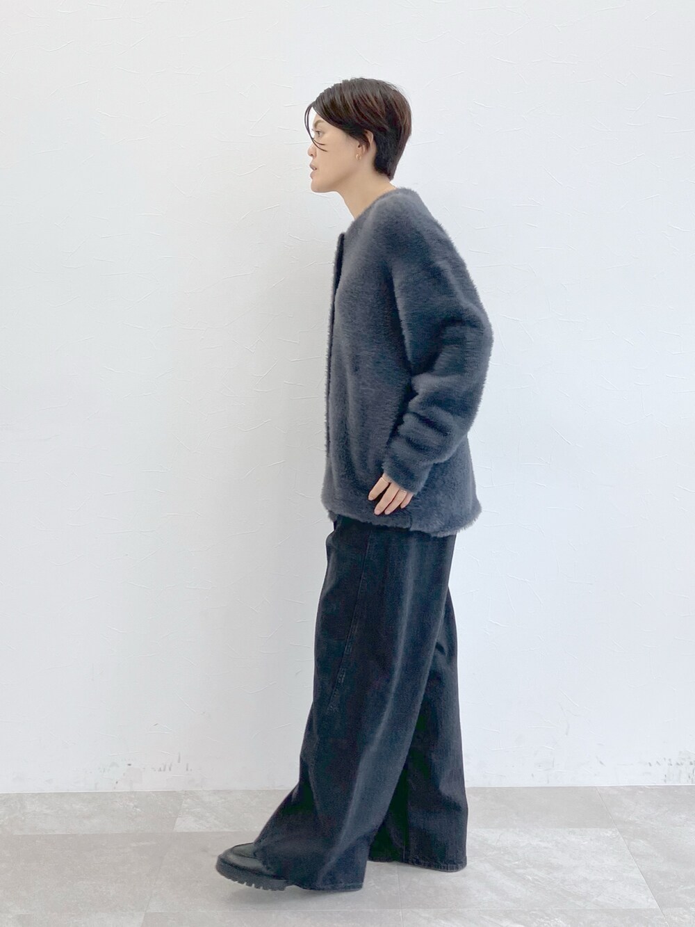 グレー系のカーディガン/ボレロ、グレー系のカーディガン/ボレロ、ブラック系のデニムパンツを着用したレディースの秋コーディネートの2枚目の写真