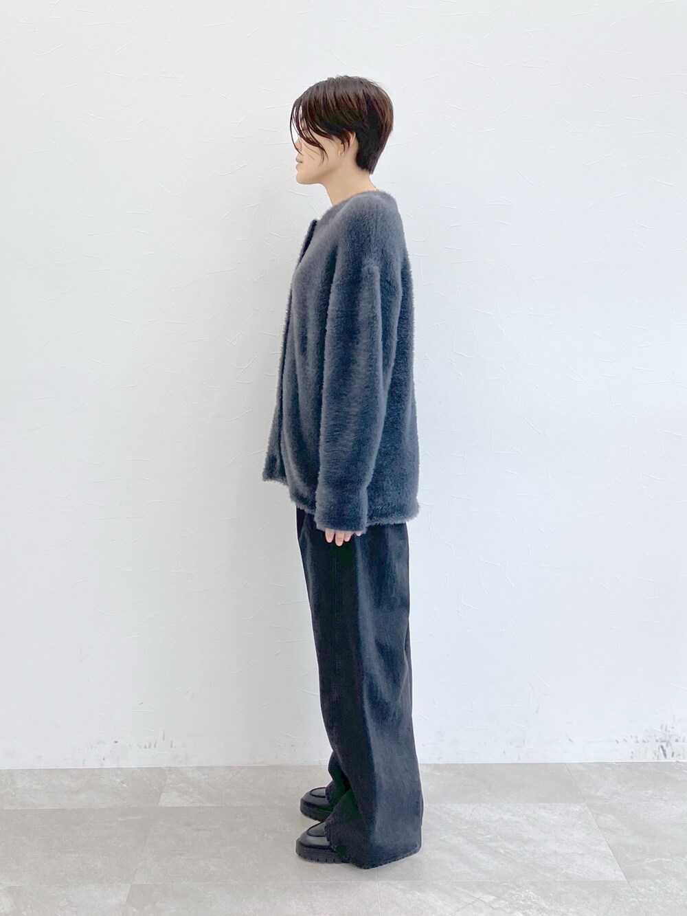 グレー系のカーディガン/ボレロ、グレー系のカーディガン/ボレロ、ブラック系のデニムパンツを着用したレディースの秋コーディネートの5枚目の写真