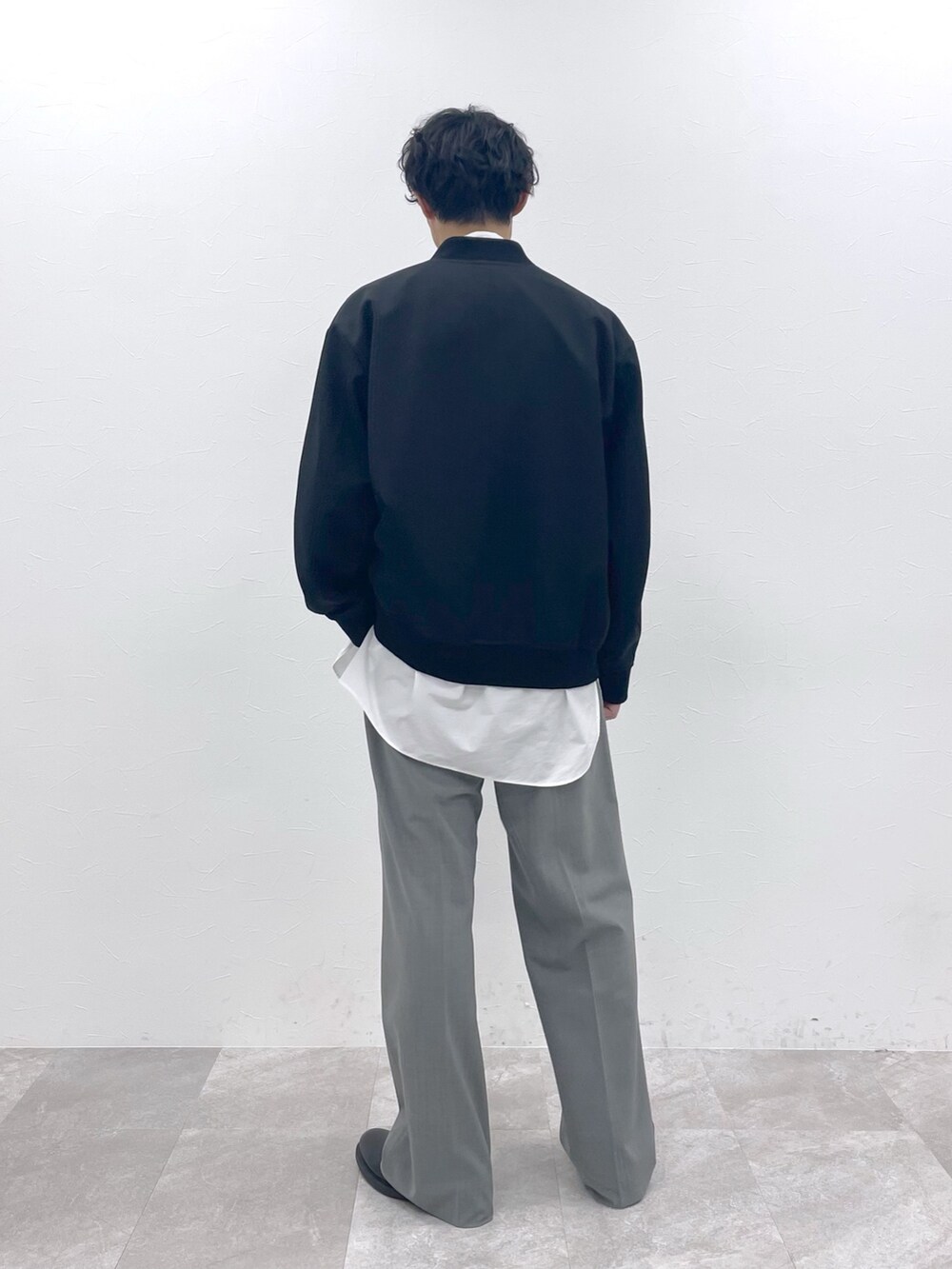 「STERNBERG、春コーデ、春アウター、MA-1、ブルゾン、モード、ワイドパンツ、グレー、シャツスタイル、きれいめカジュアル、大人カジュアル、上品、シンプルコーデ、高身長、モノトーン」｜「STERNBERGのSTERNBERG/ウールギャバボンバージャケット/987384（MA-1、ブラック系）」を使った、STERNBERGさん（メンズ・179cm）の冬コーディネートの6枚目の写真