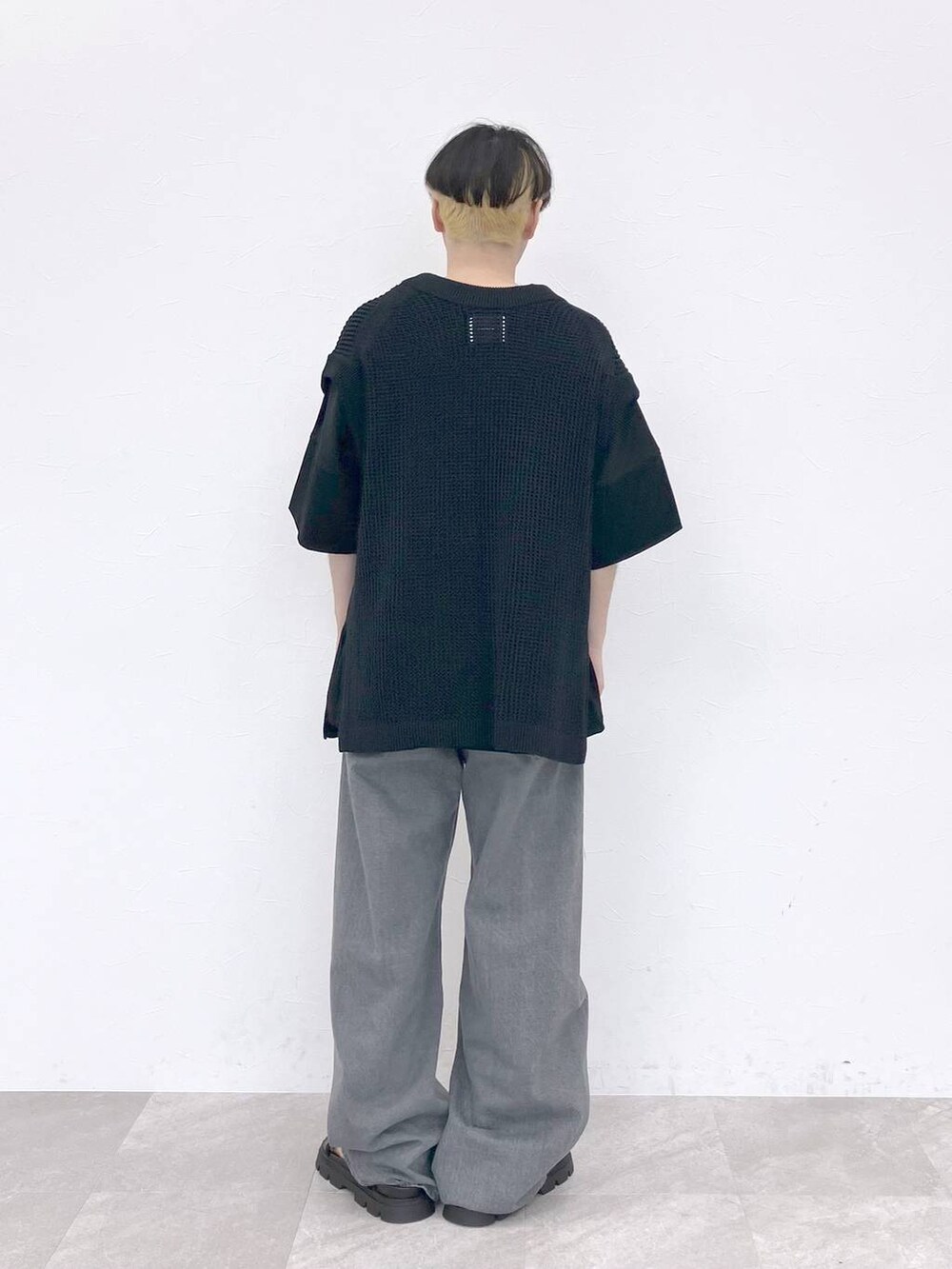 「モード、ユニセックス、休日コーデ、高見え、リラックス、きれいめ、旅行、シンプルコーデ、ベスト、STERNBERG、ワイドパンツ、Tシャツ、夏コーデ、オーバーサイズ」｜「STERNBERGのSTERNBERG/ギマメッシュニットベスト/987652（ベスト、ブラック系）」を使った、STERNBERGさん（メンズ・179cm）の夏コーディネートの6枚目の写真