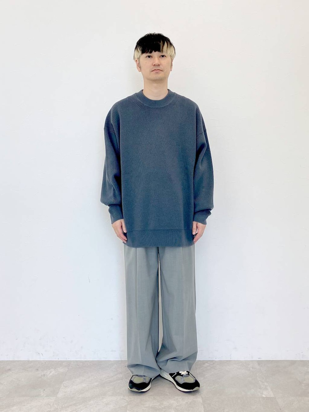 グレー系のニット/セーター、グレー系のスラックス、グレー系のスラックスを着用したメンズの秋コーディネートの4枚目の写真