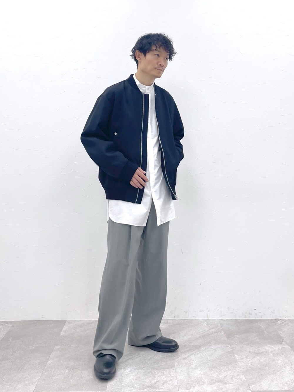 「STERNBERG、春コーデ、春アウター、MA-1、ブルゾン、モード、ワイドパンツ、グレー、シャツスタイル、きれいめカジュアル、大人カジュアル、上品、シンプルコーデ、高身長、モノトーン」｜「STERNBERGのSTERNBERG/ウールギャバボンバージャケット/987384（MA-1、ブラック系）」を使った、STERNBERGさん（メンズ・179cm）の冬コーディネートの2枚目の写真