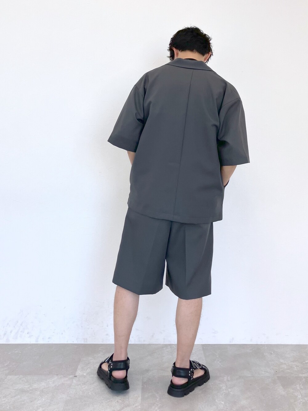 グレー系のその他アウター、ブラック系のTシャツ/カットソー、グレー系のその他パンツを着用したメンズの春コーディネートの4枚目の写真