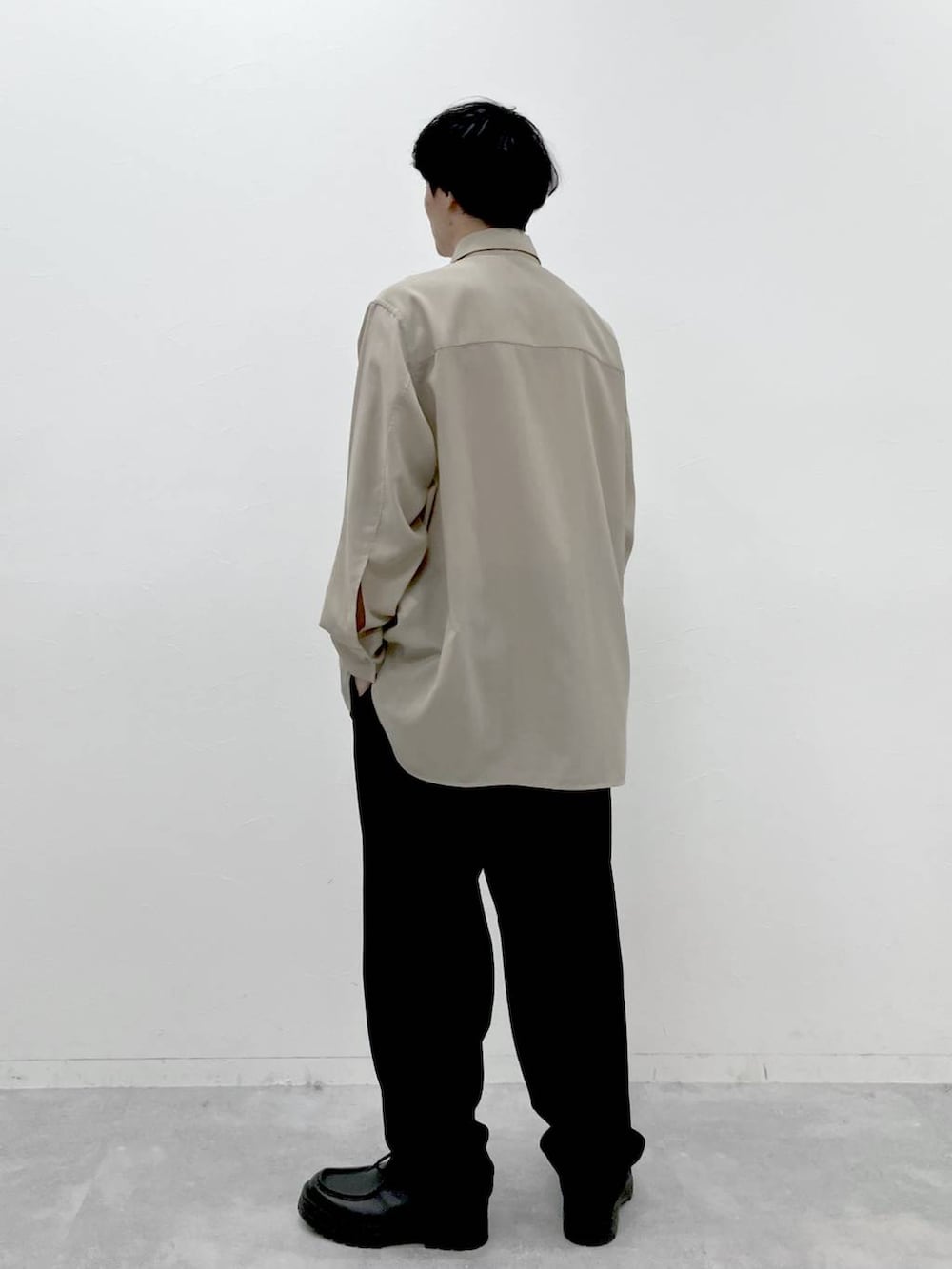 ベージュ系のシャツ/ブラウス、ブラック系のその他パンツを着用したメンズの冬コーディネートの3枚目の写真