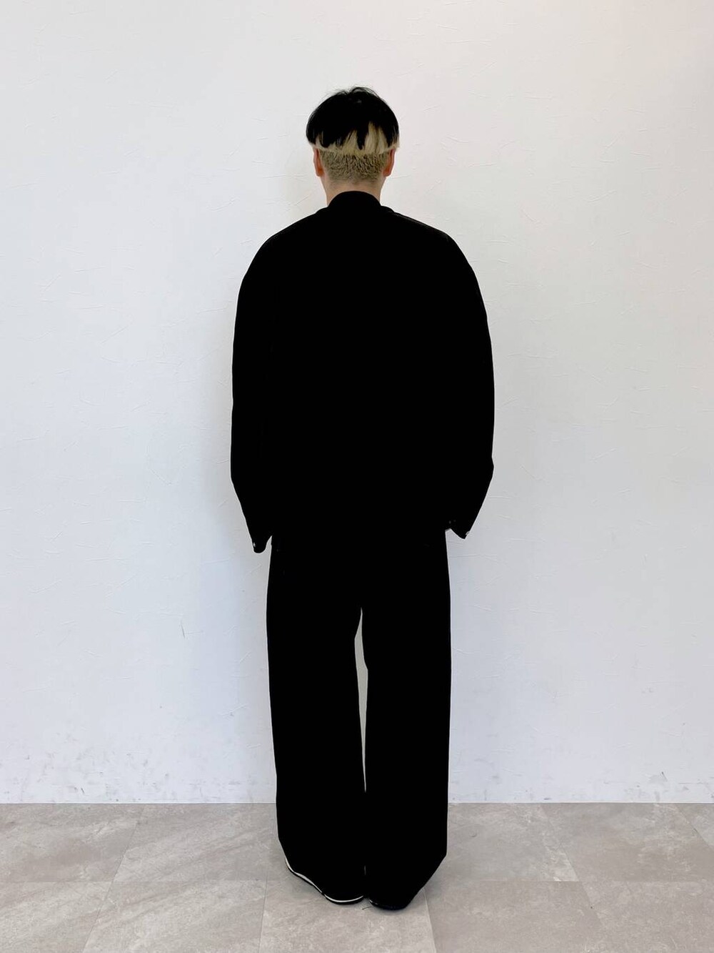 ブラック系のデニムパンツ、ブラック系のデニムパンツ、ブラック系のMA-1を着用したメンズの秋コーディネートの8枚目の写真