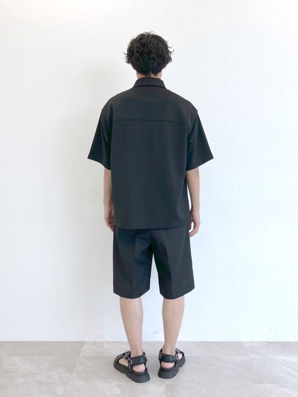ブラック系のその他パンツを着用したメンズの夏コーディネートの7枚目の写真