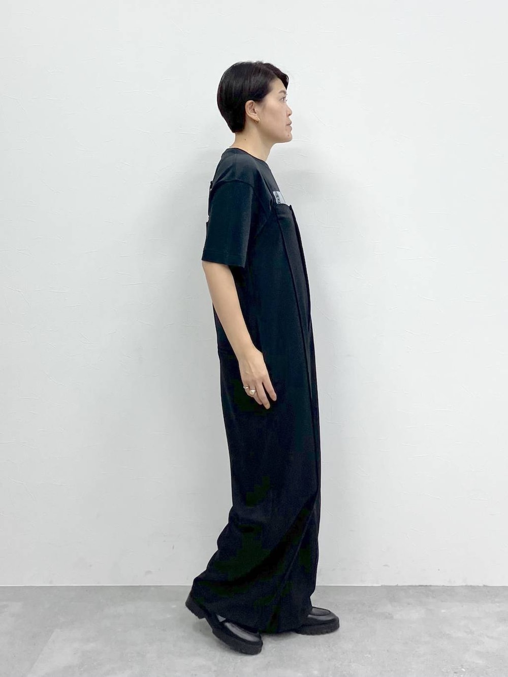 ブラック系のつなぎ/オールインワン、ブラック系のTシャツ/カットソーを着用したレディースの冬コーディネートの3枚目の写真