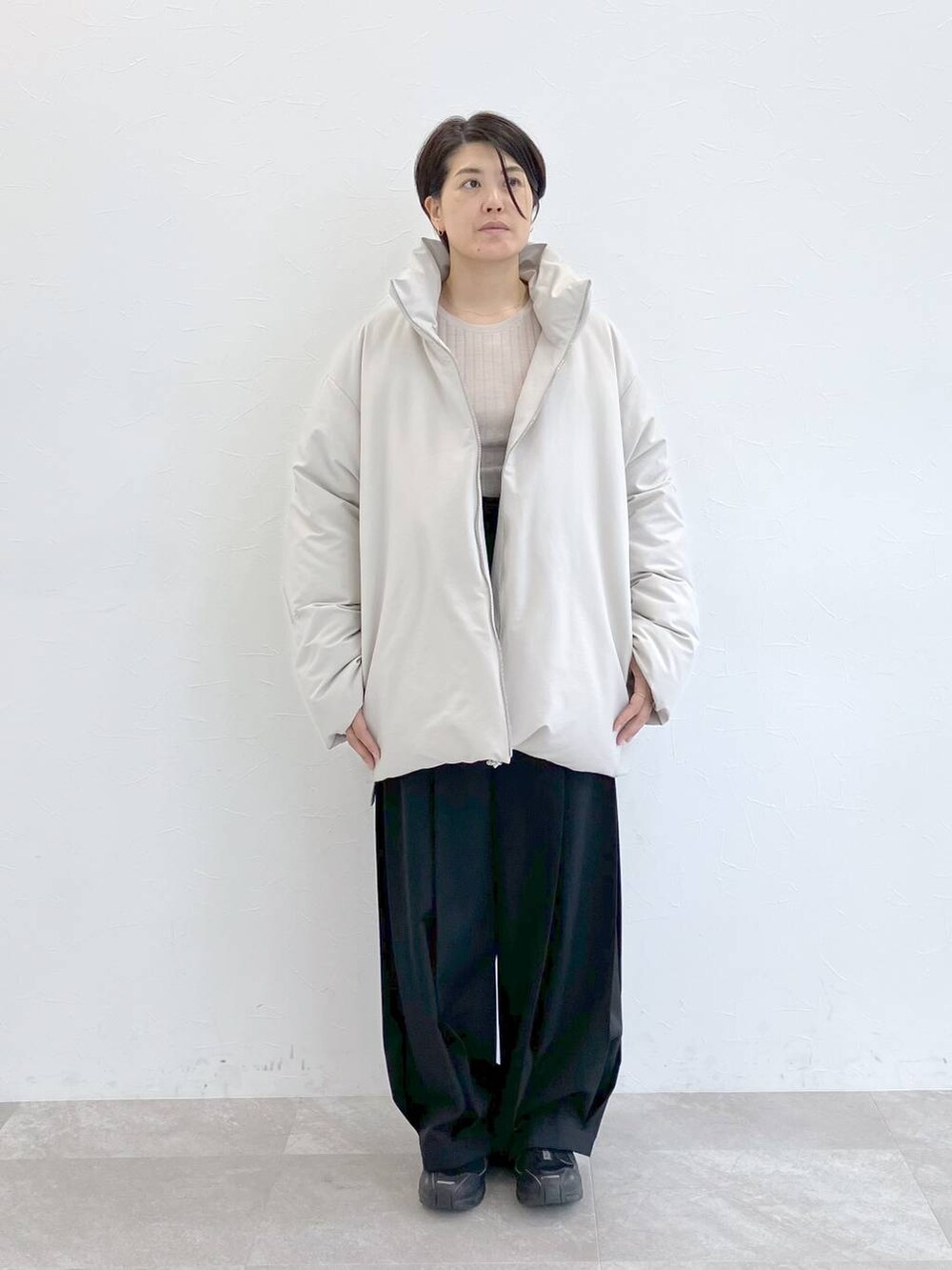 「モード、ベーシック/シンプル、ユニセックス、休日コーデ、高身長、高見え、リラックス、きれいめ、旅行、シンプルコーデ、STERNBERG、ダウンジャケット、冬コーデ、冬アウター、ニット」｜「STERNBERGのウールギャバワイドプリーツパンツ（その他パンツ、ブラック系）」を使った、STERNBERGさん（レディース・168cm）の秋コーディネートの4枚目の写真