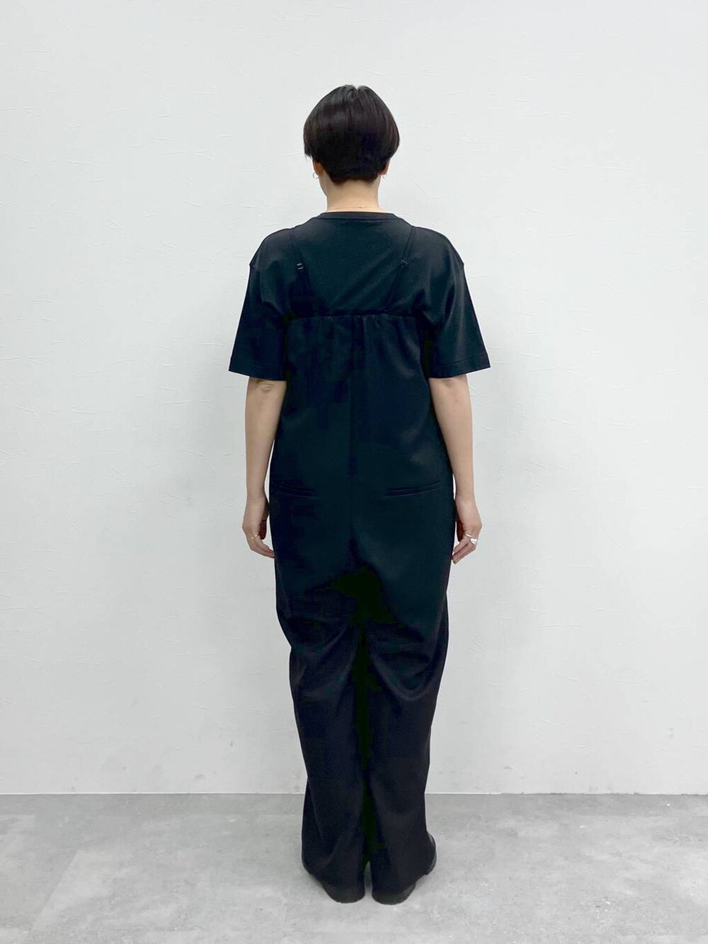 ブラック系のつなぎ/オールインワン、ブラック系のTシャツ/カットソーを着用したレディースの冬コーディネートの6枚目の写真