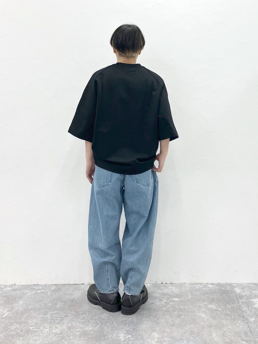 ブラック系のTシャツ/カットソー、ブルー系のデニムパンツを着用したメンズの春コーディネートの3枚目の写真