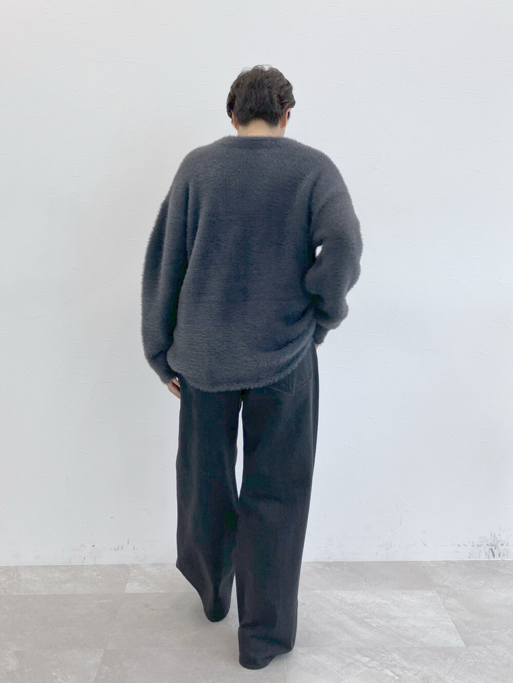 グレー系のカーディガン/ボレロ、グレー系のカーディガン/ボレロ、ブラック系のデニムパンツを着用したレディースの秋コーディネートの3枚目の写真