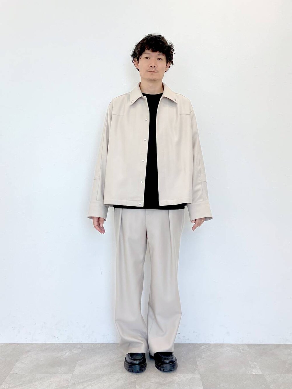 ベージュ系のその他アウター、ブラック系のTシャツ/カットソー、ベージュ系のその他パンツを着用したメンズの夏コーディネートの5枚目の写真