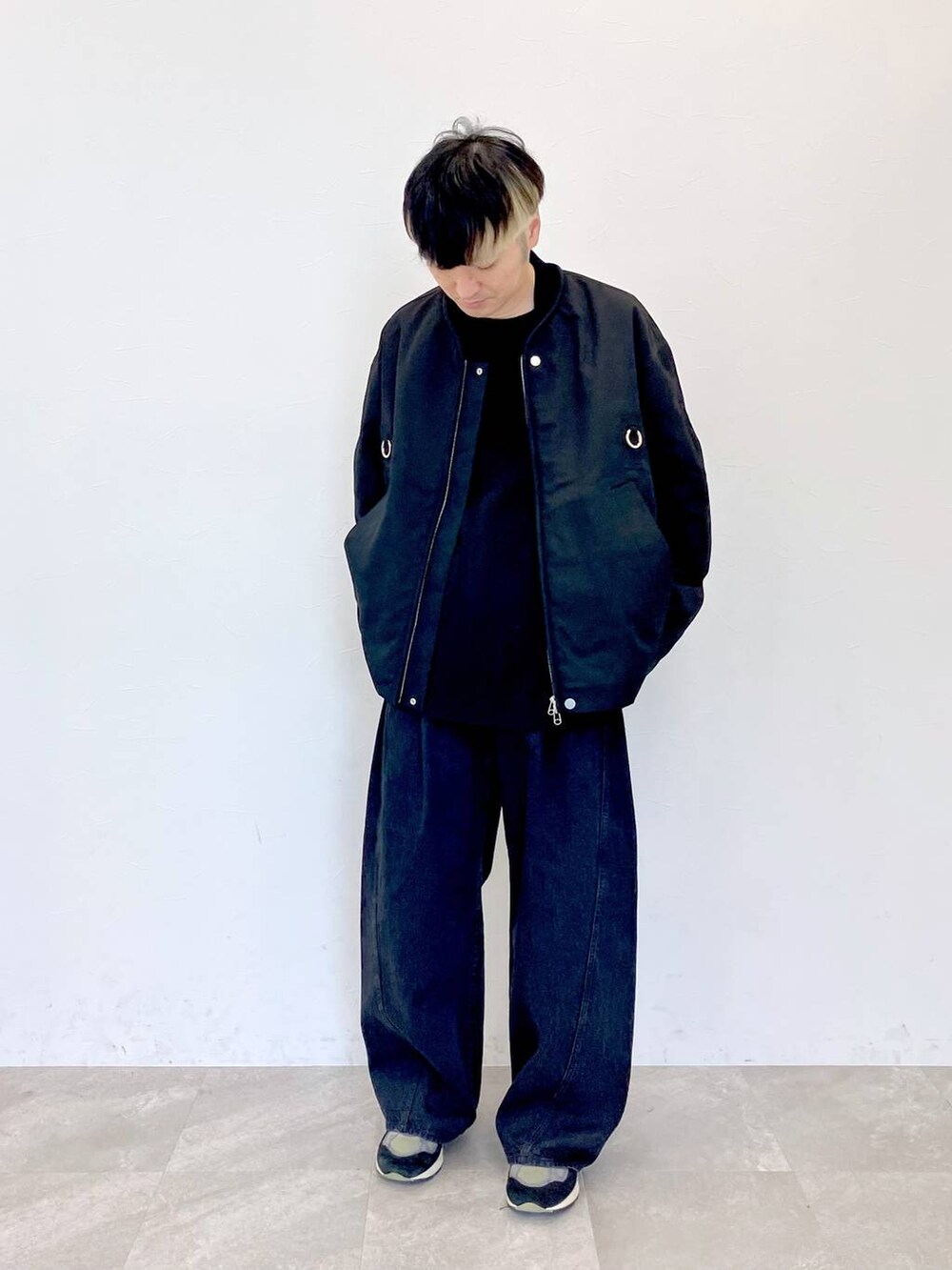 ブラック系のデニムパンツ、ブラック系のデニムパンツ、ブラック系のMA-1を着用したメンズの秋コーディネートの3枚目の写真