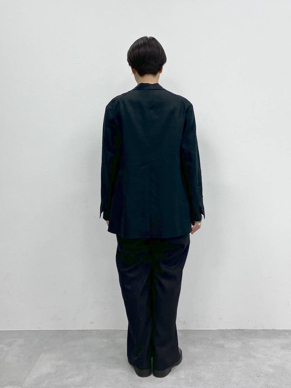 「モード、ワントーン、ベーシック/シンプル、ユニセックス、休日コーデ、高身長、高見え、リラックス、きれいめ、旅行、シンプルコーデ、STERNBERG、ジャケット、ジャケットスタイル、タンクトップ」｜「STERNBERGのオーバーリネンテーラードジャケット（テーラードジャケット、ブラック系）」を使った、STERNBERGさん（レディース・166cm）の冬コーディネートの6枚目の写真