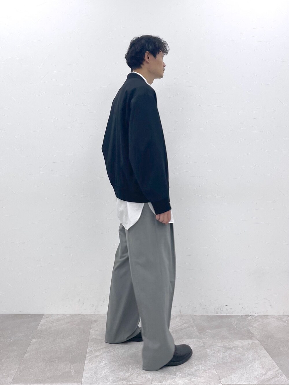 「STERNBERG、春コーデ、春アウター、MA-1、ブルゾン、モード、ワイドパンツ、グレー、シャツスタイル、きれいめカジュアル、大人カジュアル、上品、シンプルコーデ、高身長、モノトーン」｜「STERNBERGのSTERNBERG/ウールギャバボンバージャケット/987384（MA-1、ブラック系）」を使った、STERNBERGさん（メンズ・179cm）の冬コーディネートの5枚目の写真