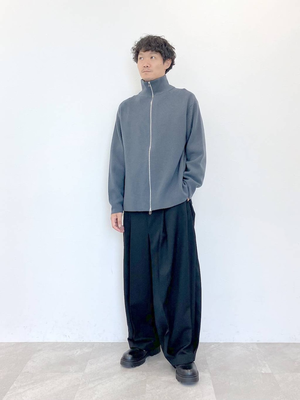 ブラック系のその他パンツ、グレー系のカーディガン/ボレロを着用したメンズの秋コーディネートの2枚目の写真