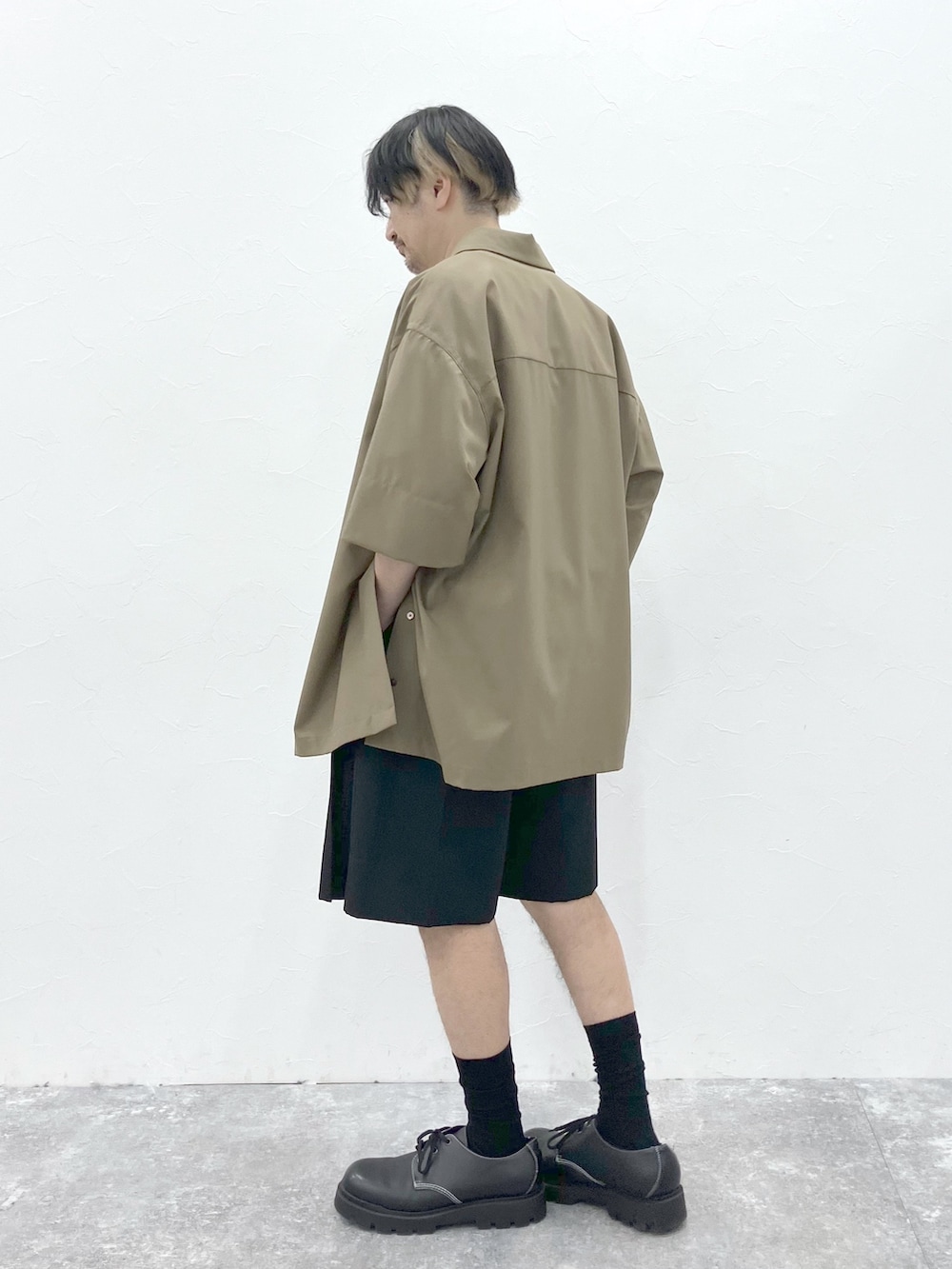 「STERNBERG、似合うラボに行こう、シンプルコーデ、シャツスタイル、ハーフパンツ、ショートパンツ、モード、きれいめカジュアル、大人カジュアル、プリーツパンツ、ベージュ、夏コーデ、シンプルスタイル、休日スタイル、レイヤードスタイル」｜「STERNBERGのSTERNBERG/ウールタイプライターシャツ/991732（シャツ/ブラウス、ブラウン系）」を使った、STERNBERGさん（メンズ・168cm）の冬コーディネートの3枚目の写真