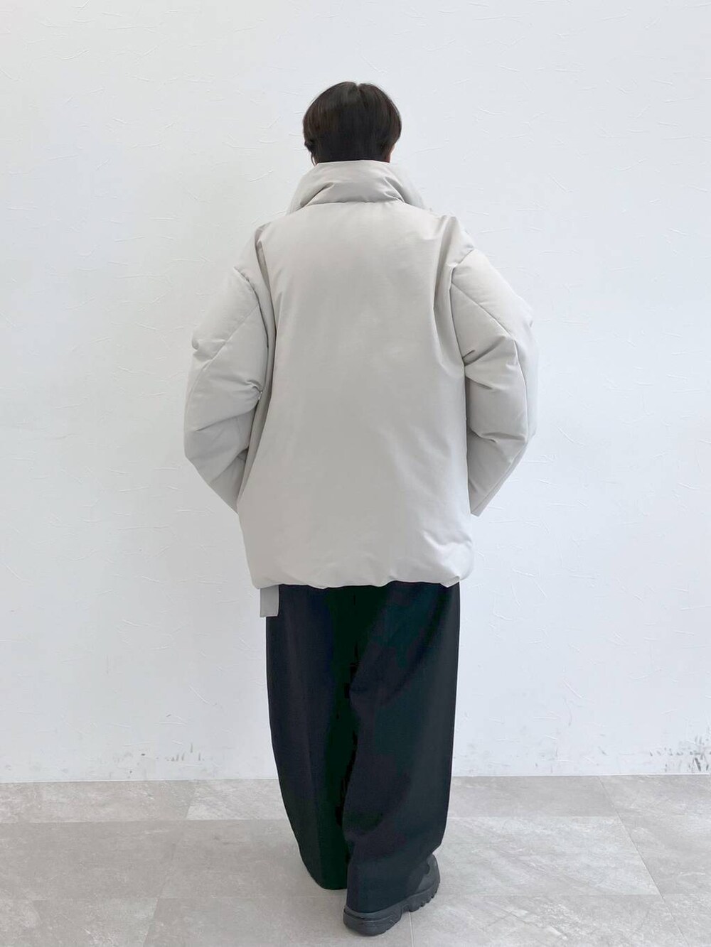 「モード、ベーシック/シンプル、ユニセックス、休日コーデ、高身長、高見え、リラックス、きれいめ、旅行、シンプルコーデ、STERNBERG、ダウンジャケット、冬コーデ、冬アウター、ニット」｜「STERNBERGのウールギャバワイドプリーツパンツ（その他パンツ、ブラック系）」を使った、STERNBERGさん（レディース・168cm）の秋コーディネートの3枚目の写真