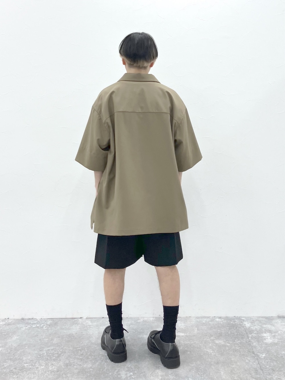 「STERNBERG、似合うラボに行こう、シンプルコーデ、シャツスタイル、ハーフパンツ、ショートパンツ、モード、きれいめカジュアル、大人カジュアル、プリーツパンツ、ベージュ、夏コーデ、シンプルスタイル、休日スタイル、レイヤードスタイル」｜「STERNBERGのSTERNBERG/ウールタイプライターシャツ/991732（シャツ/ブラウス、ブラウン系）」を使った、STERNBERGさん（メンズ・168cm）の冬コーディネートの4枚目の写真