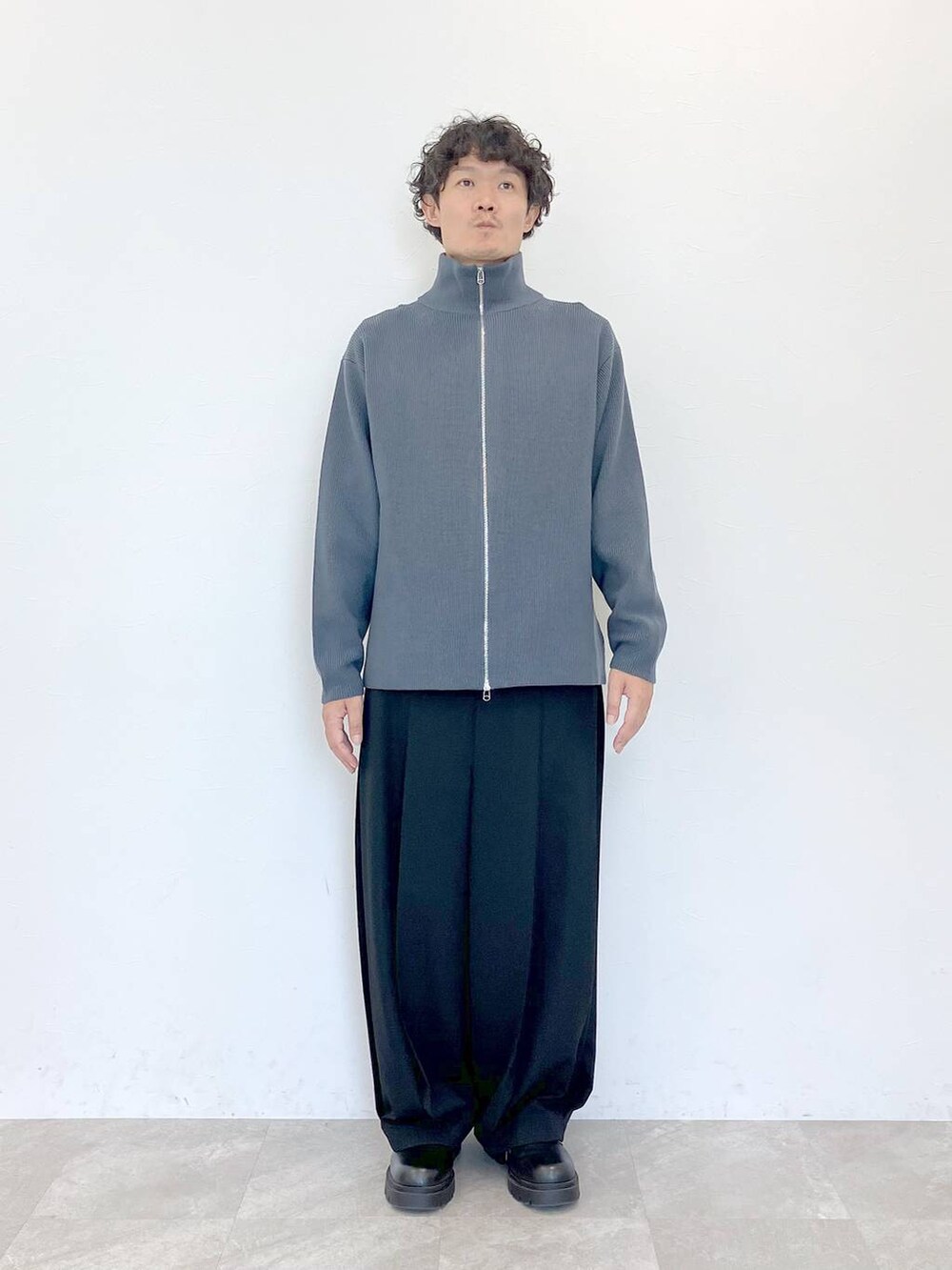 ブラック系のその他パンツ、グレー系のカーディガン/ボレロを着用したメンズの秋コーディネートの4枚目の写真