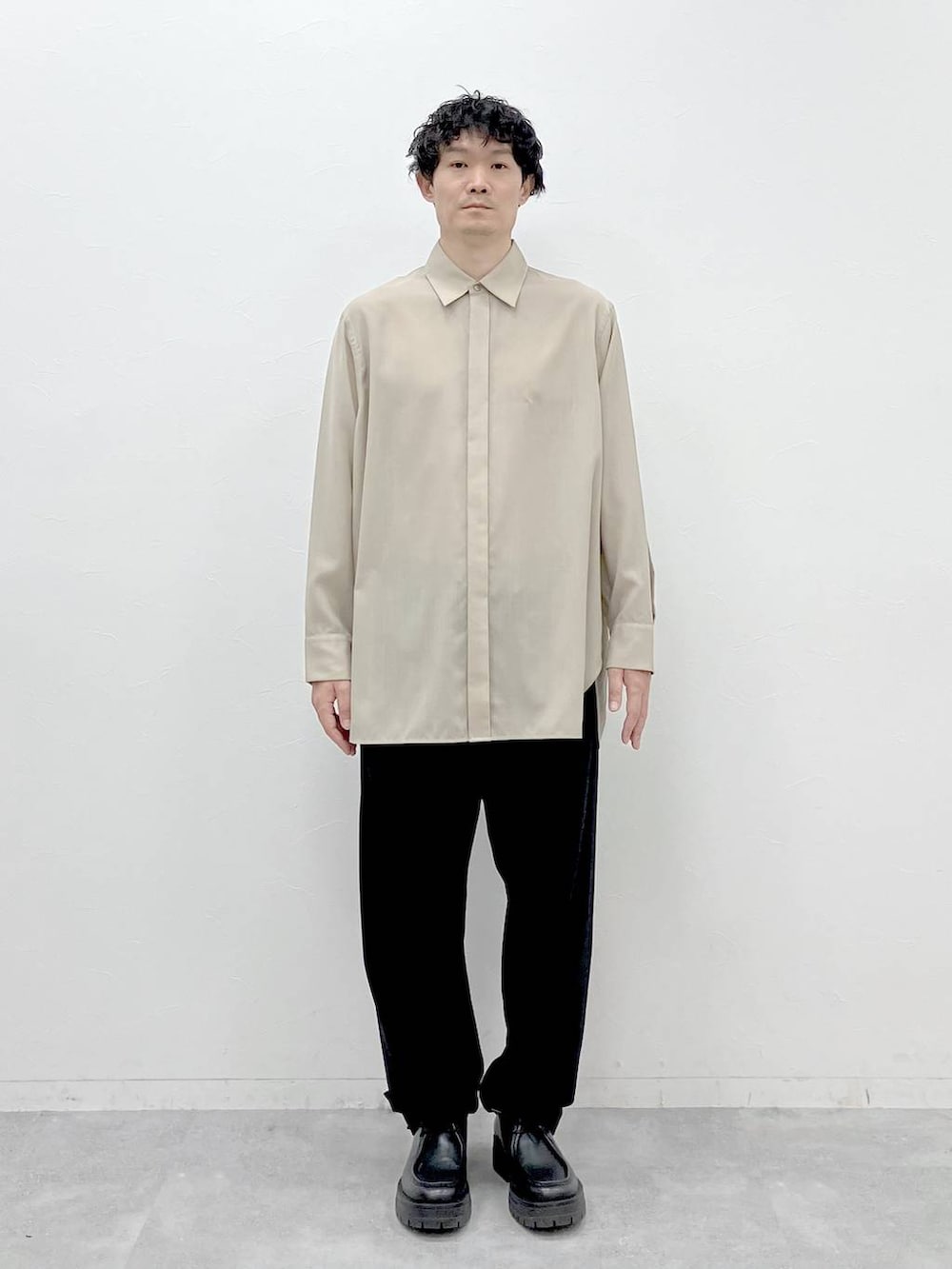 ベージュ系のシャツ/ブラウス、ブラック系のその他パンツを着用したメンズの冬コーディネートの4枚目の写真