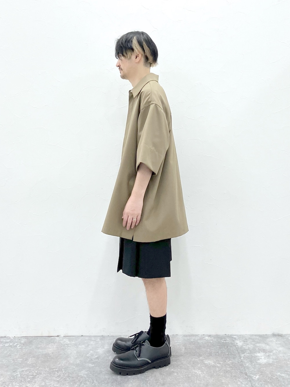 「STERNBERG、似合うラボに行こう、シンプルコーデ、シャツスタイル、ハーフパンツ、ショートパンツ、モード、きれいめカジュアル、大人カジュアル、プリーツパンツ、ベージュ、夏コーデ、シンプルスタイル、休日スタイル、レイヤードスタイル」｜「STERNBERGのSTERNBERG/ウールタイプライターシャツ/991732（シャツ/ブラウス、ブラウン系）」を使った、STERNBERGさん（メンズ・168cm）の冬コーディネートの6枚目の写真