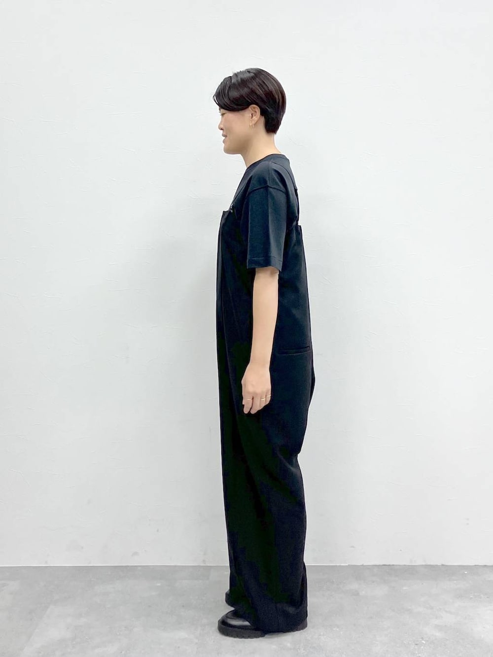 ブラック系のつなぎ/オールインワン、ブラック系のTシャツ/カットソーを着用したレディースの冬コーディネートの5枚目の写真