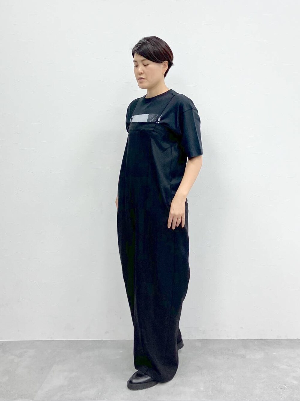 ブラック系のつなぎ/オールインワン、ブラック系のTシャツ/カットソーを着用したレディースの冬コーディネートの2枚目の写真