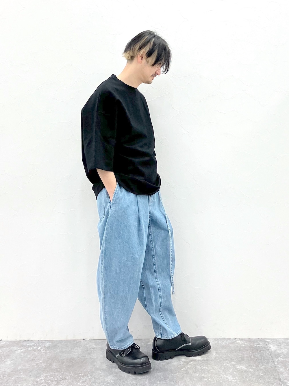 ブラック系のTシャツ/カットソー、ブルー系のデニムパンツを着用したメンズの春コーディネートの2枚目の写真