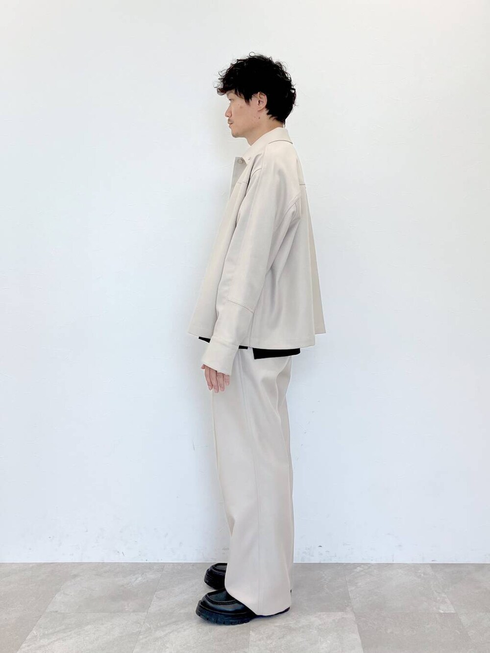 ベージュ系のその他アウター、ブラック系のTシャツ/カットソー、ベージュ系のその他パンツを着用したメンズの夏コーディネートの6枚目の写真