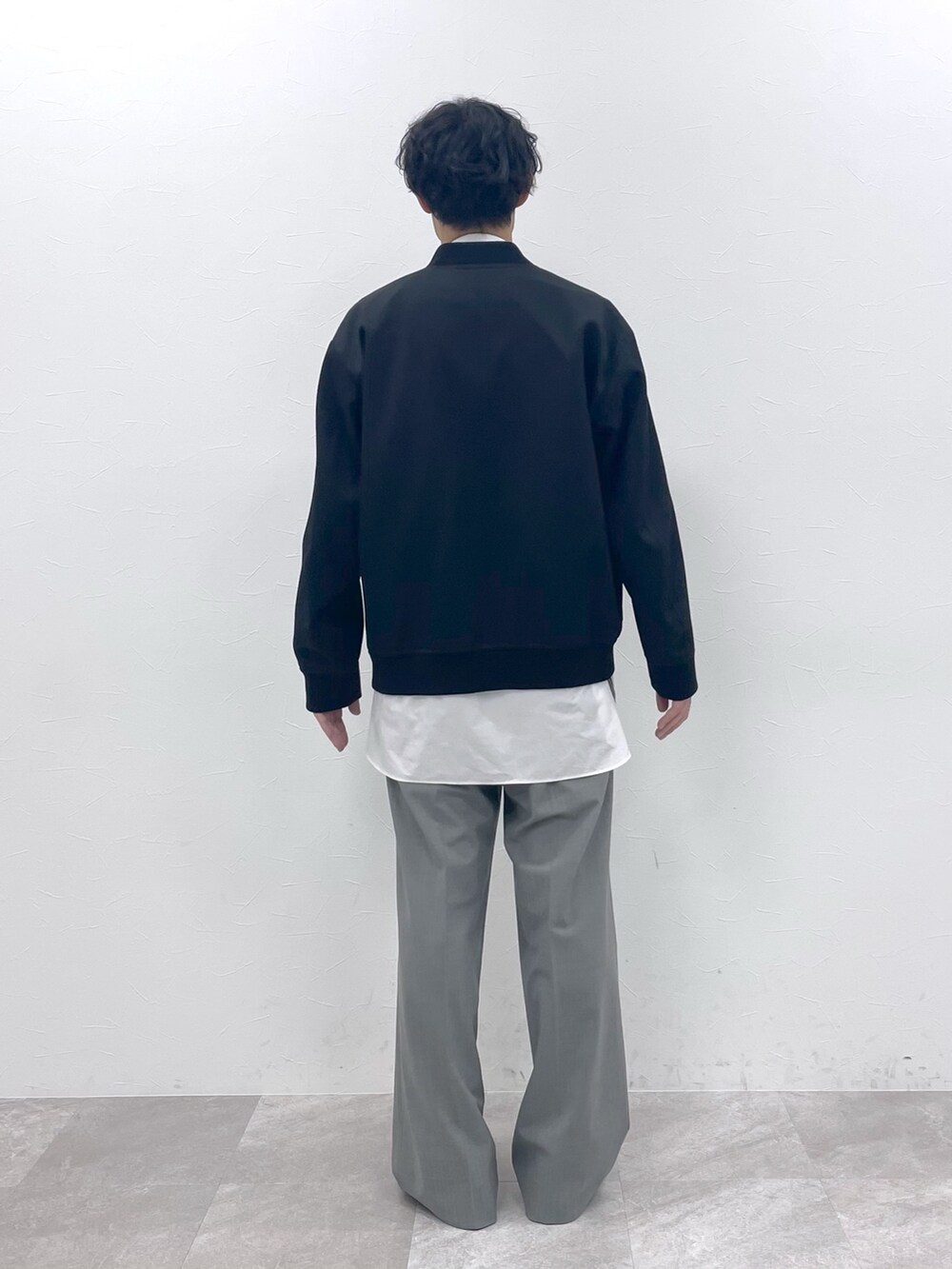 「STERNBERG、春コーデ、春アウター、MA-1、ブルゾン、モード、ワイドパンツ、グレー、シャツスタイル、きれいめカジュアル、大人カジュアル、上品、シンプルコーデ、高身長、モノトーン」｜「STERNBERGのSTERNBERG/ウールギャバボンバージャケット/987384（MA-1、ブラック系）」を使った、STERNBERGさん（メンズ・179cm）の冬コーディネートの9枚目の写真