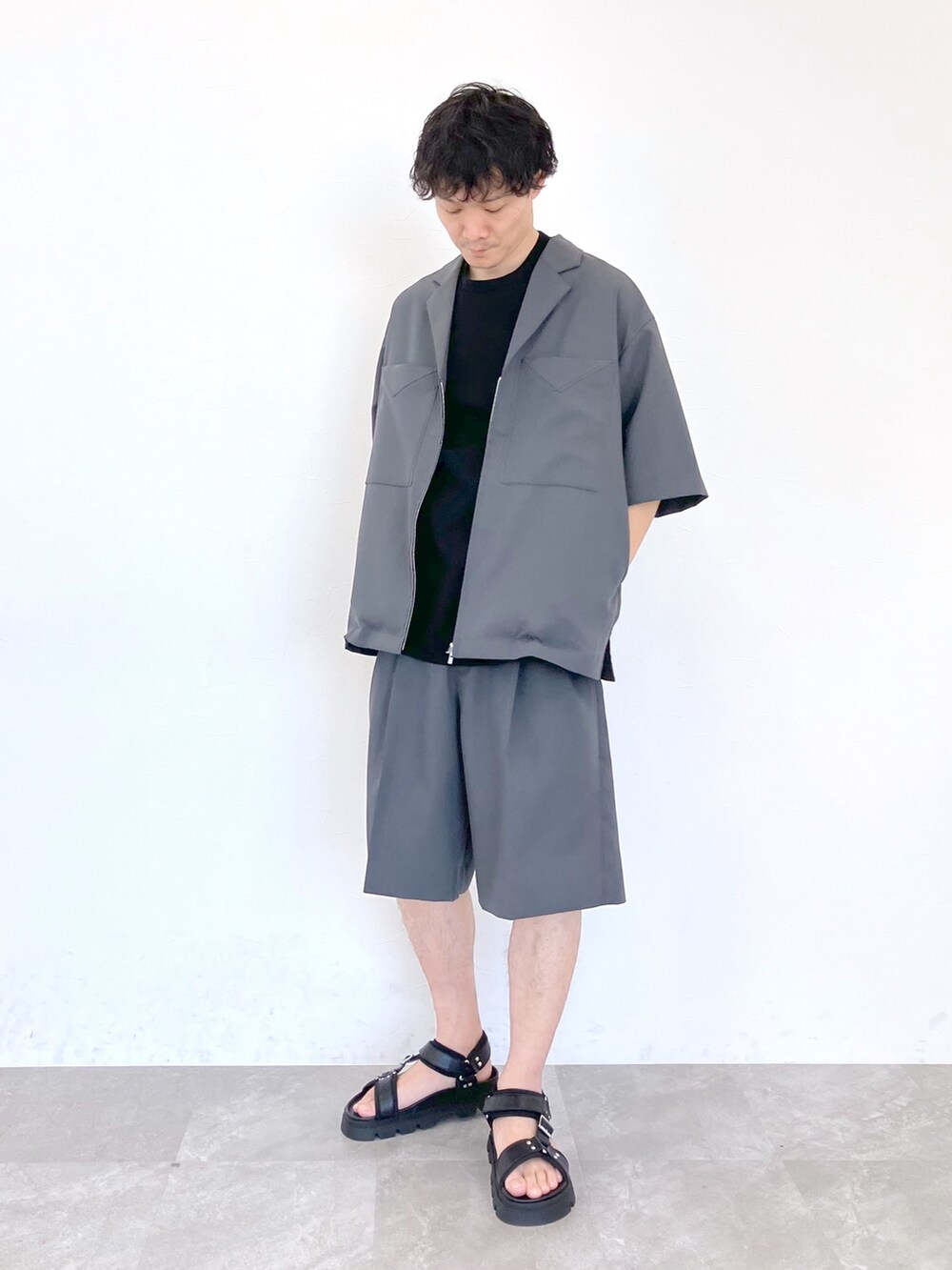 グレー系のその他アウター、ブラック系のTシャツ/カットソー、グレー系のその他パンツを着用したメンズの春コーディネートの3枚目の写真