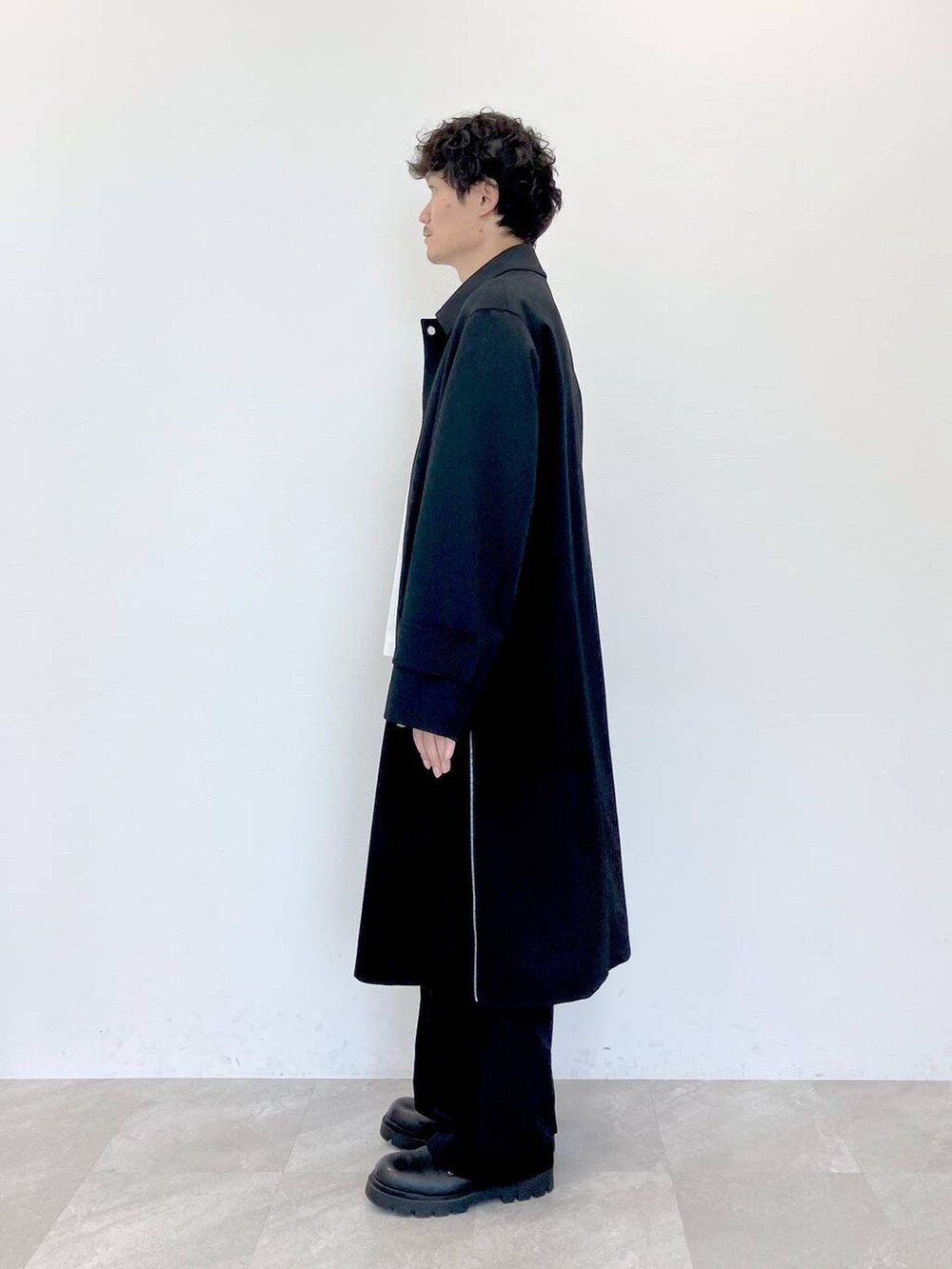 ブラック系のその他パンツ、ブラック系のステンカラーコートを着用したメンズの秋コーディネートの8枚目の写真