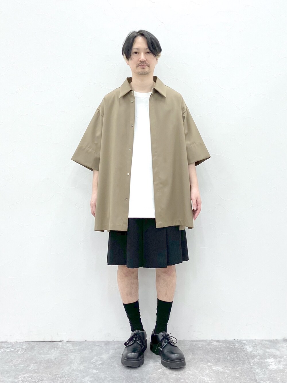 「STERNBERG、似合うラボに行こう、シンプルコーデ、シャツスタイル、ハーフパンツ、ショートパンツ、モード、きれいめカジュアル、大人カジュアル、プリーツパンツ、ベージュ、夏コーデ、シンプルスタイル、休日スタイル、レイヤードスタイル」｜「STERNBERGのSTERNBERG/ウールタイプライターシャツ/991732（シャツ/ブラウス、ブラウン系）」を使った、STERNBERGさん（メンズ・168cm）の冬コーディネートの5枚目の写真
