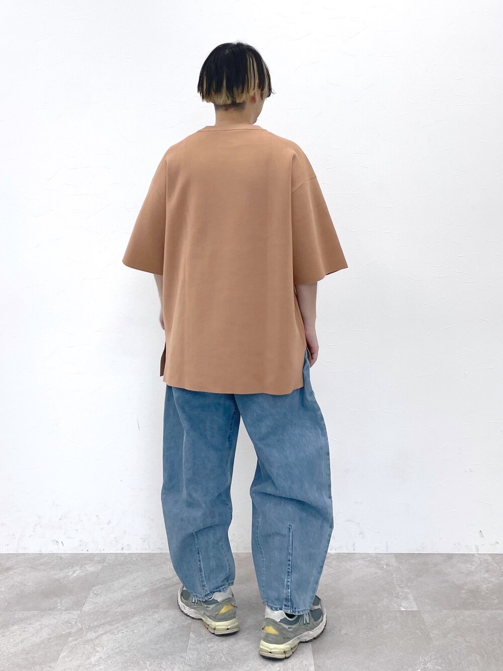 ブラック系のブルゾン、ベージュ系のトップス、ブルー系のデニムパンツを着用したメンズの冬コーディネートの5枚目の写真