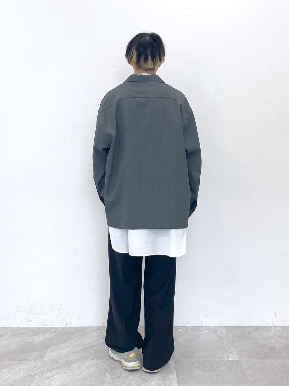 グレー系のブルゾン、ホワイト系のシャツ/ブラウス、ブラック系のスラックスを着用したメンズの冬コーディネートの8枚目の写真