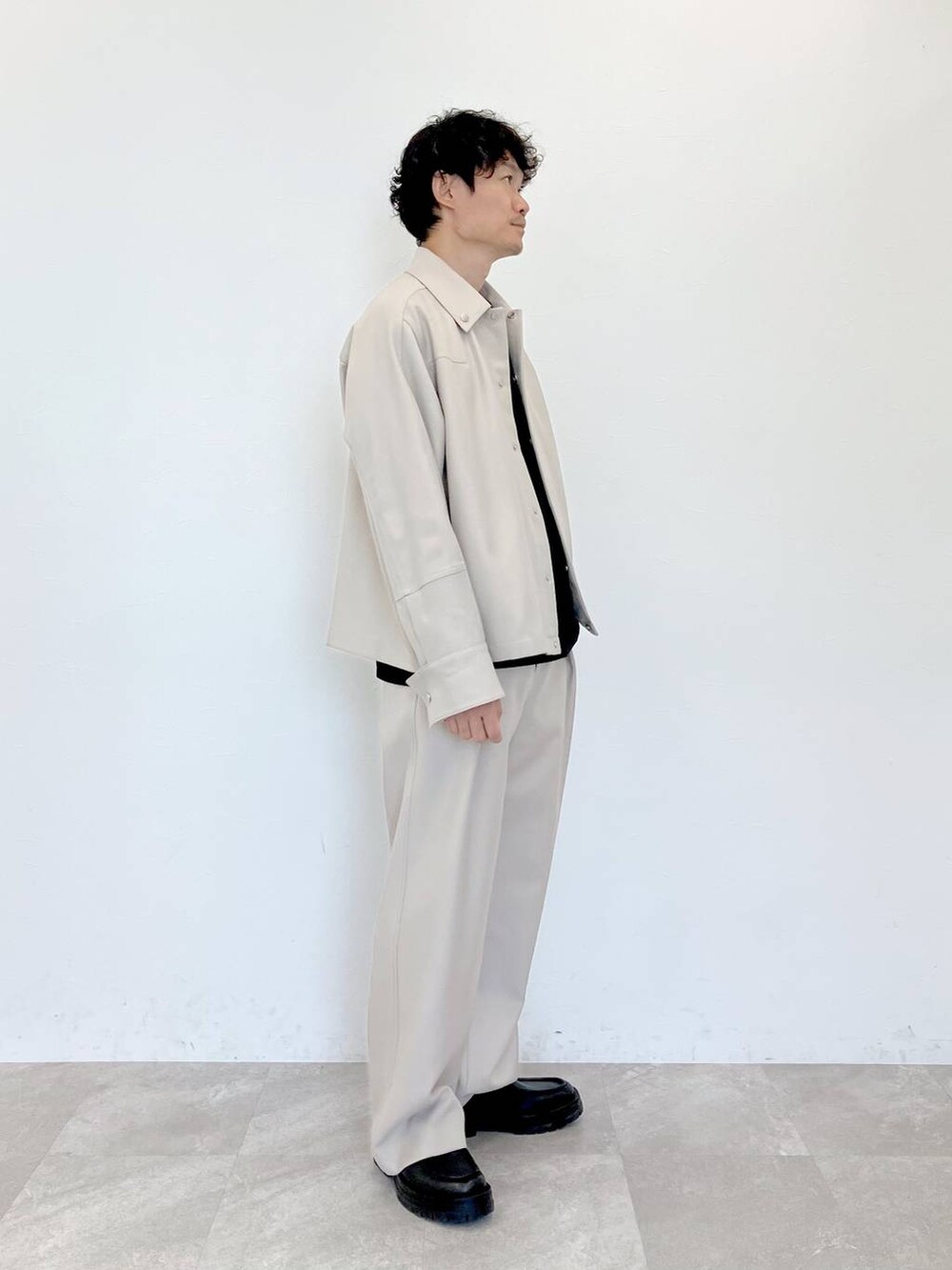 ベージュ系のその他アウター、ブラック系のTシャツ/カットソー、ベージュ系のその他パンツを着用したメンズの夏コーディネートの2枚目の写真