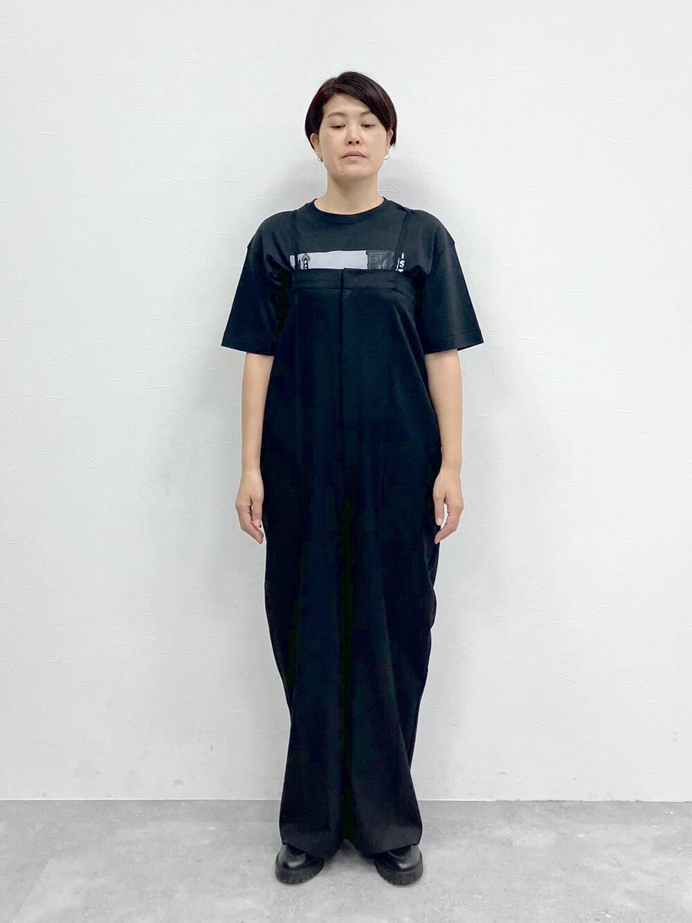 ブラック系のつなぎ/オールインワン、ブラック系のTシャツ/カットソーを着用したレディースの冬コーディネートの4枚目の写真