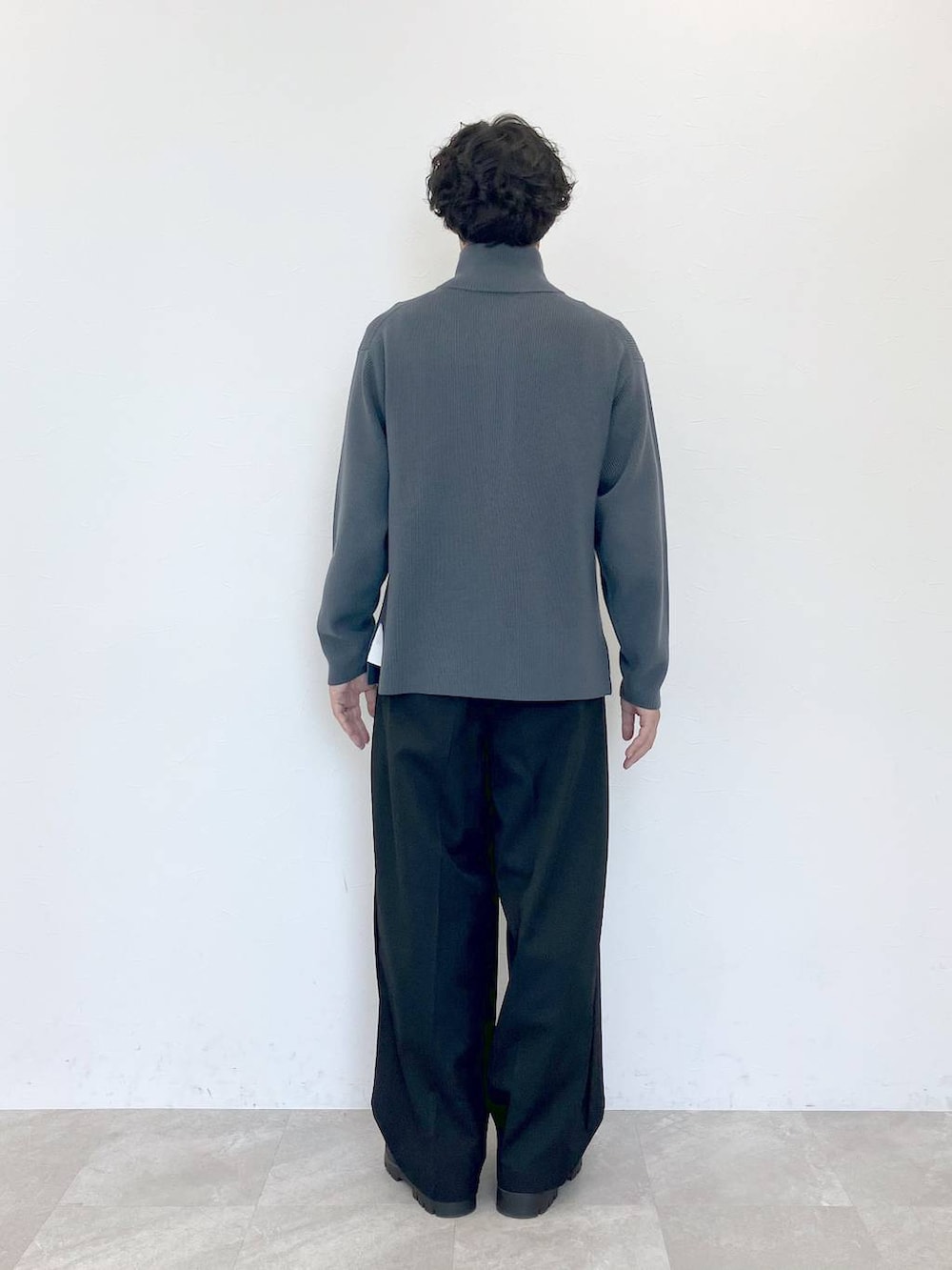ブラック系のその他パンツ、グレー系のカーディガン/ボレロを着用したメンズの秋コーディネートの6枚目の写真