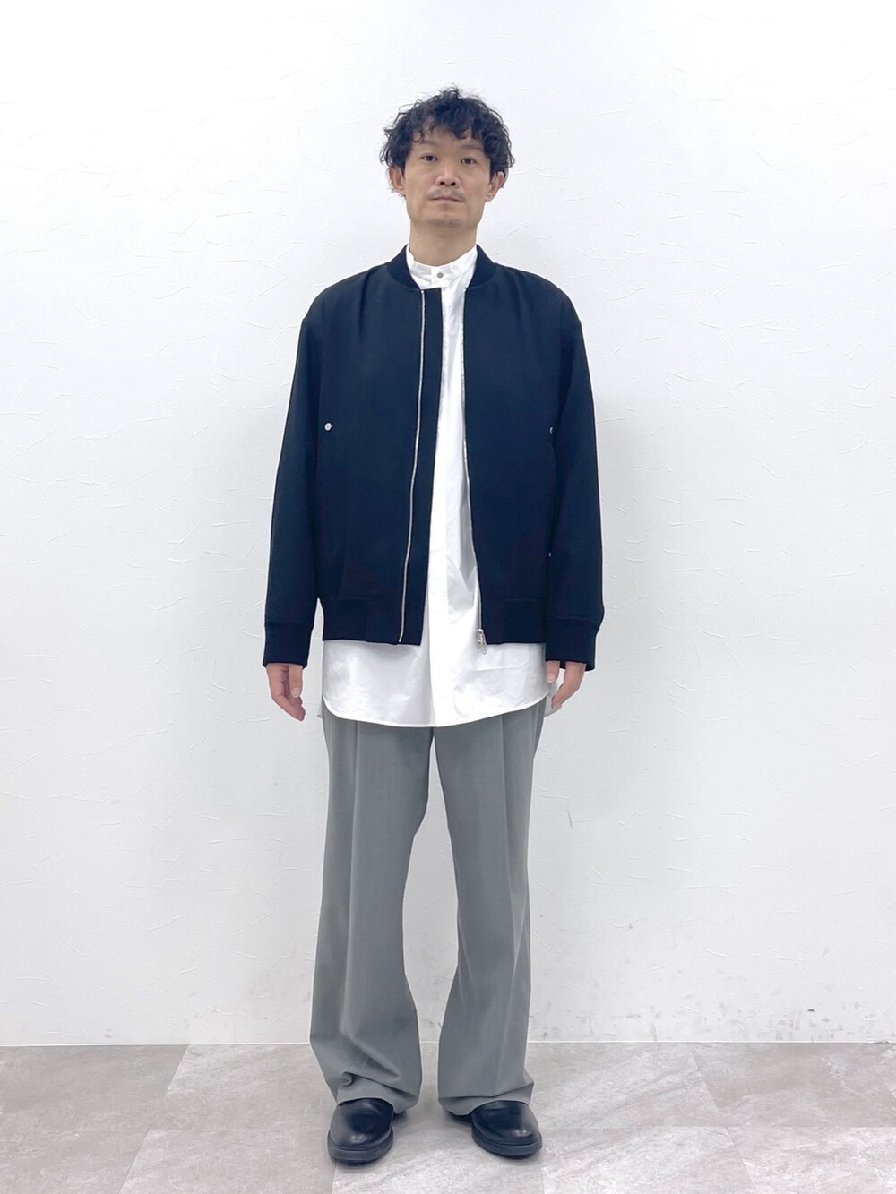 「STERNBERG、春コーデ、春アウター、MA-1、ブルゾン、モード、ワイドパンツ、グレー、シャツスタイル、きれいめカジュアル、大人カジュアル、上品、シンプルコーデ、高身長、モノトーン」｜「STERNBERGのSTERNBERG/ウールギャバボンバージャケット/987384（MA-1、ブラック系）」を使った、STERNBERGさん（メンズ・179cm）の冬コーディネートの7枚目の写真